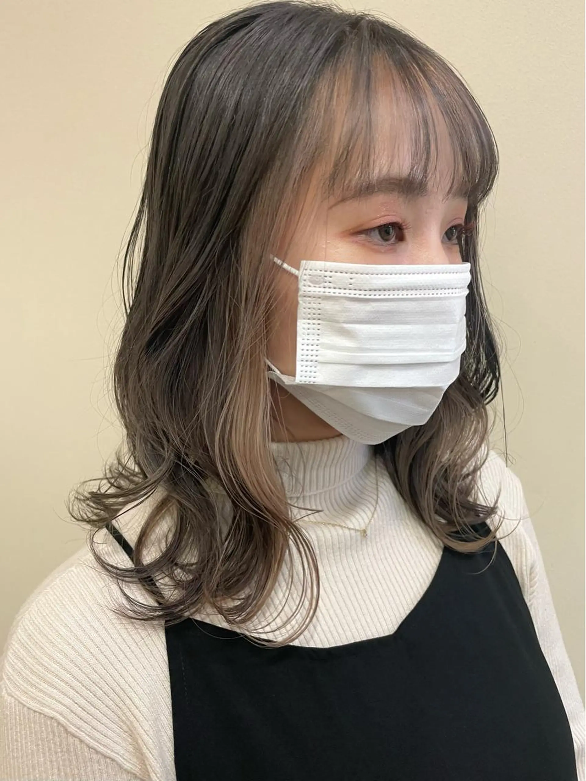 セミロング カラー ベージュカラー ブリーチ イヤリングカラー ホワイトベージュ ヘアカラー トリートメント 沢田 瞳のヘアスタイル