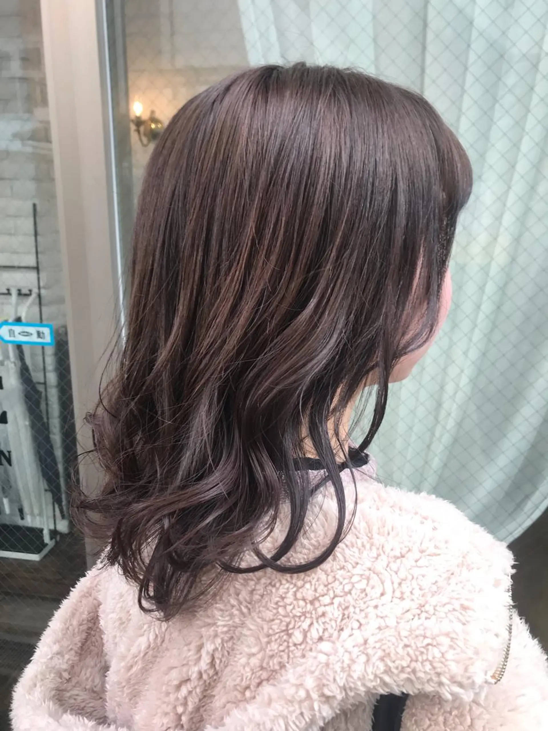 ミディアム カラー いけだ　ひかり ハイライトくびれヘアのヘアスタイル