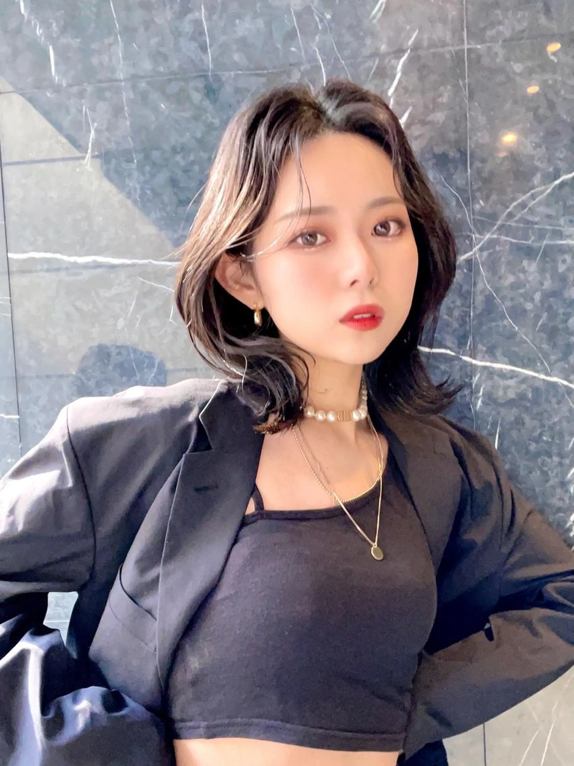 ミディアム くびれヘア かきあげバング 似合わせカット 小顔カット ワンホンヘア ヘアカラー トリートメント ボブパーマ ウルフパーマのヘアスタイル