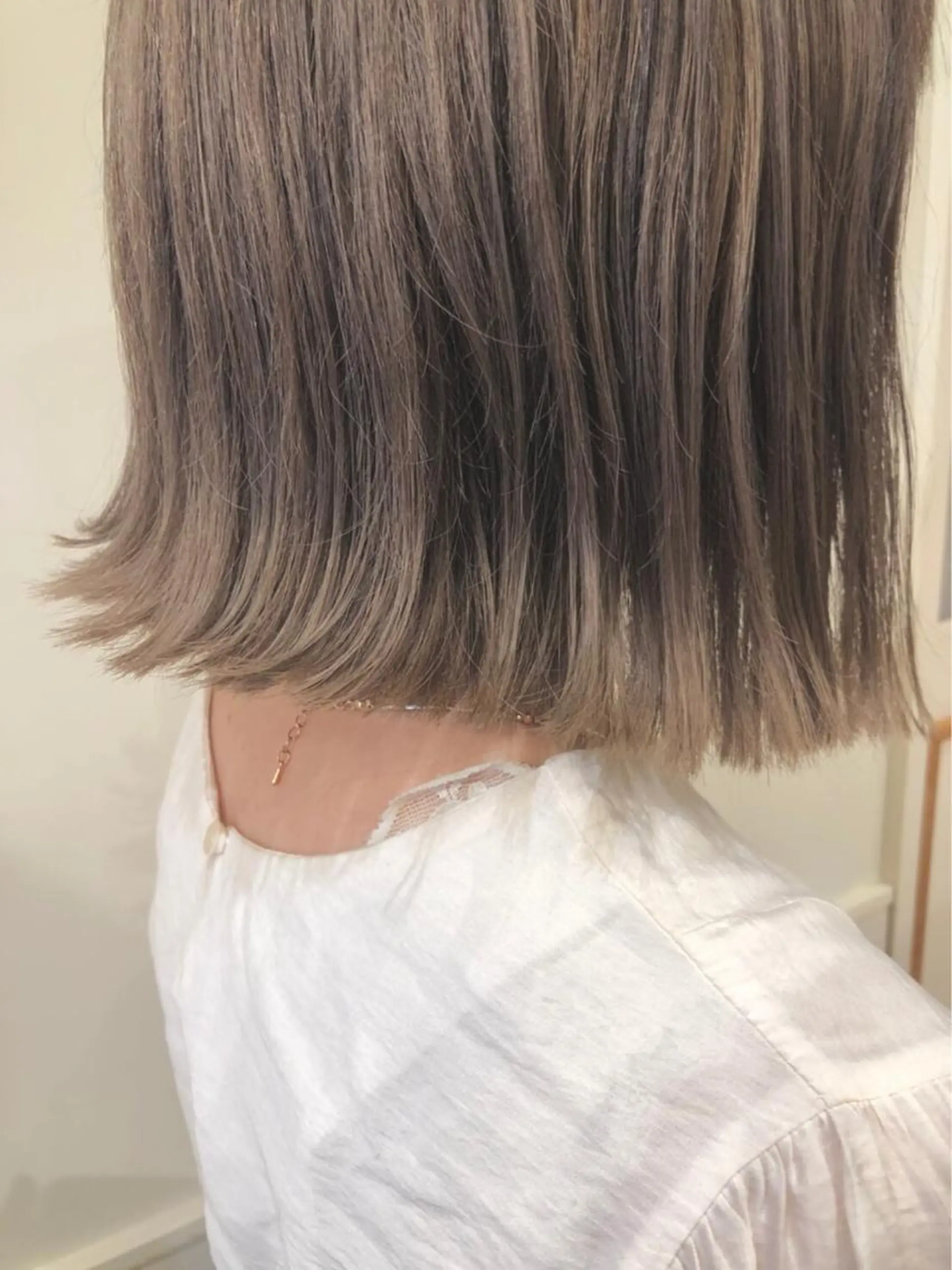 ミディアム カラー 切りっぱなしボブ ブリーチ グレージュ ボブ トリートメント カット ヘアカラー トリートメント 清水　ちひろ ✄トップスタイリストのヘアスタイル