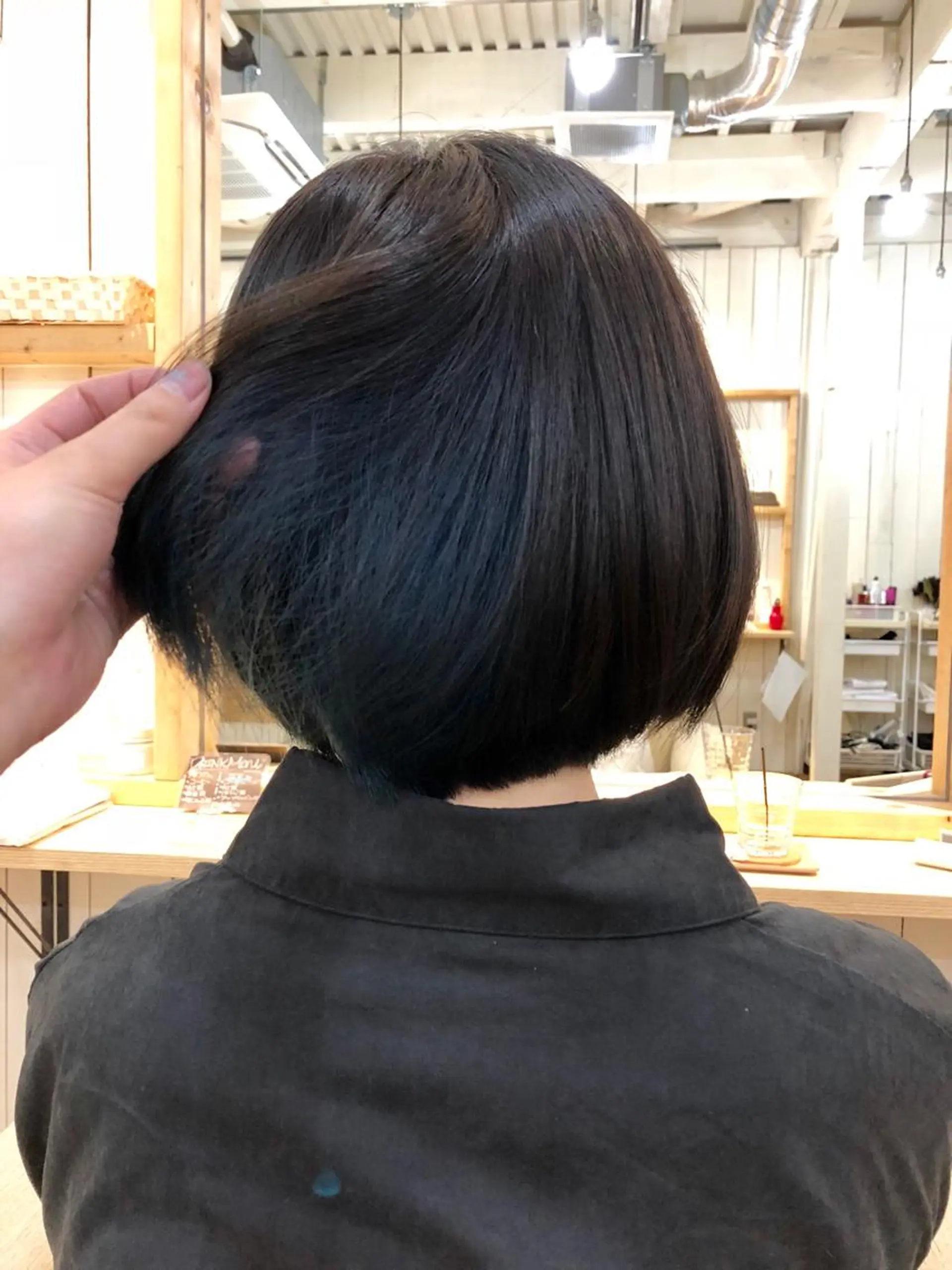ショート カラー ブリーチ インナーカラー DEEokazaki kobayashiのヘアスタイル