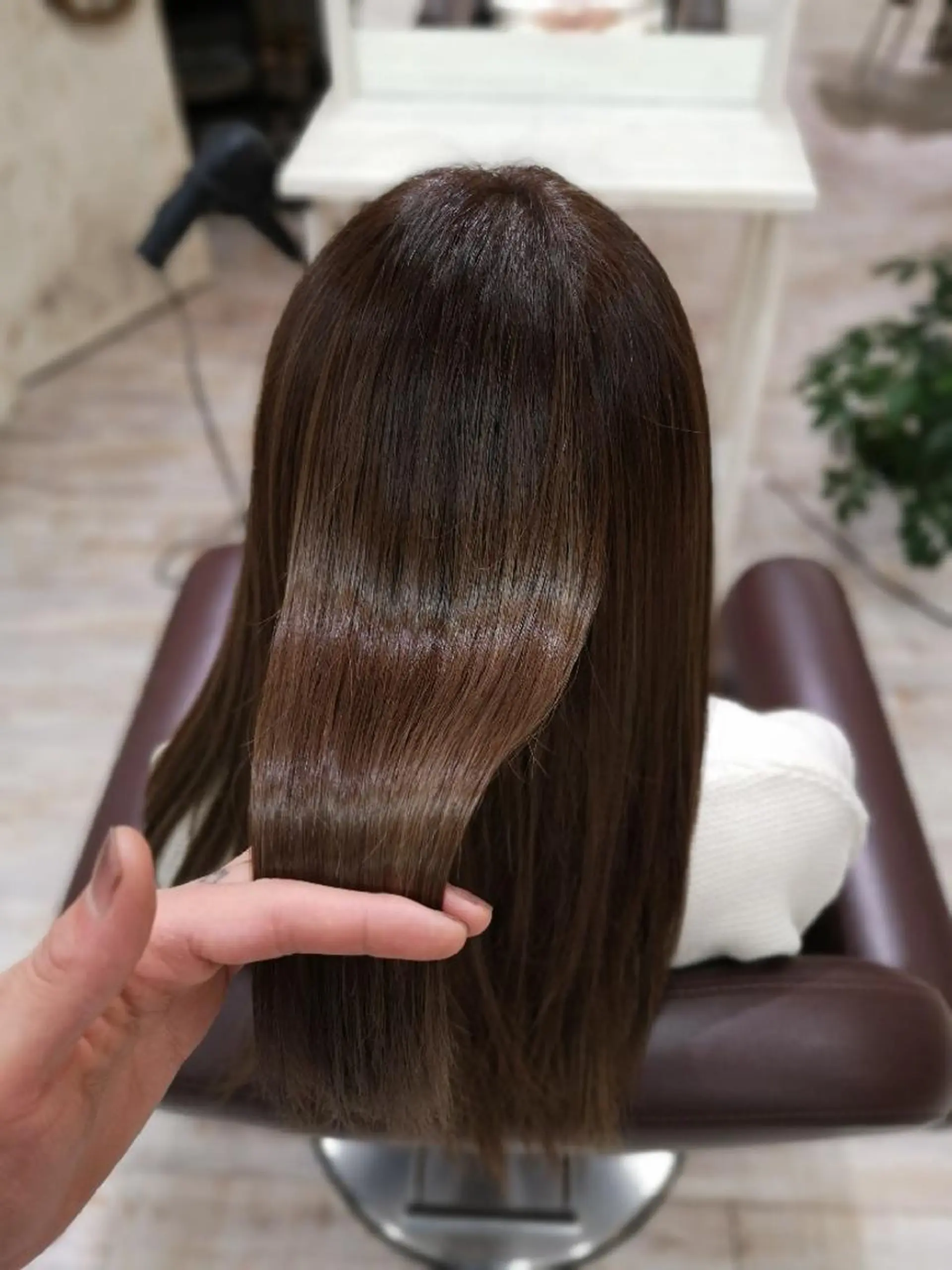 ロング Aile所属・酸性ストレート／カラ ー/山下高明のヘアスタイル