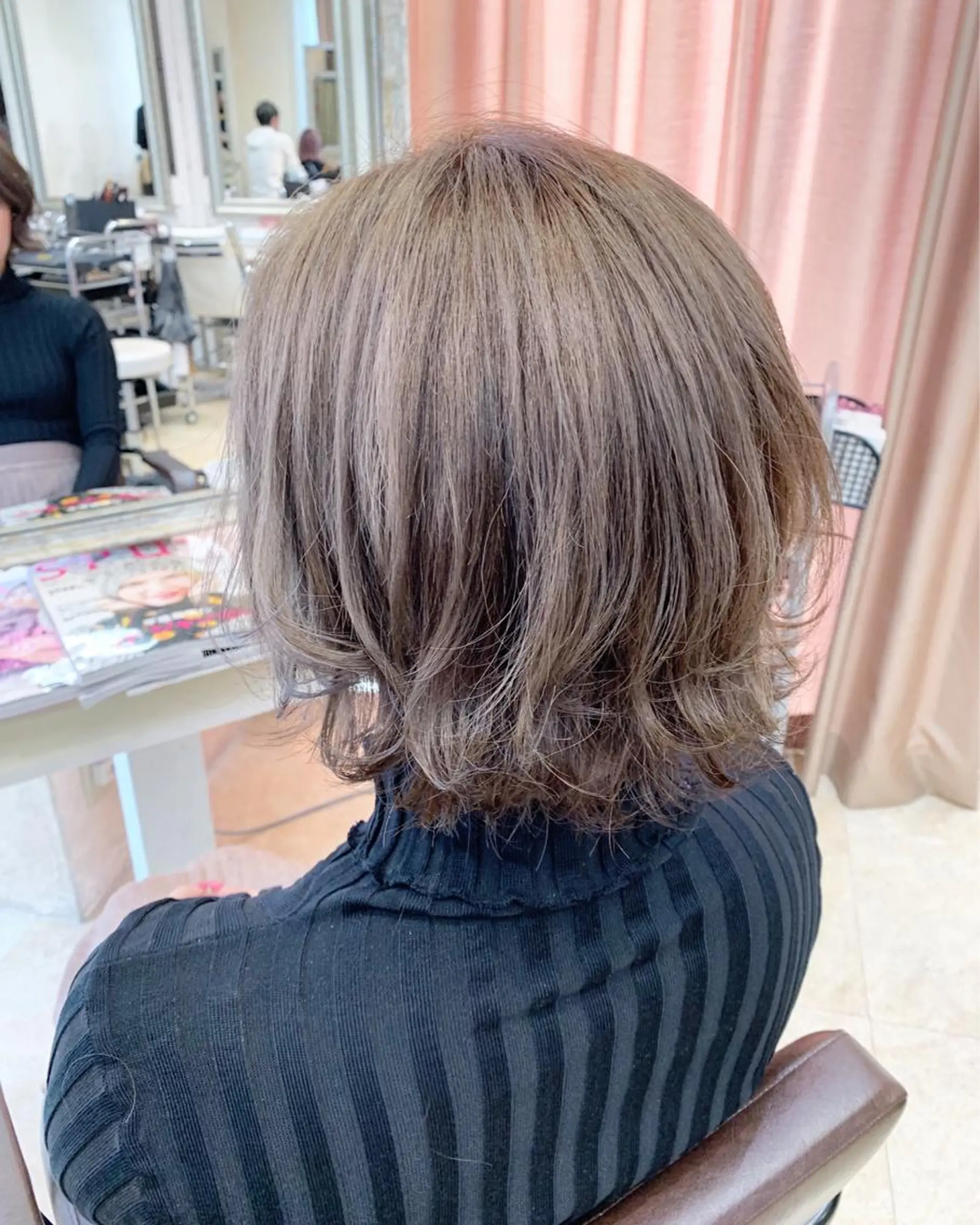 ショート カラー パーマ ヘアアレンジ メンズ ネイル マツエク・マツパ 結婚式・ブライダル 前下がりボブ メンズバレイヤージュ センターパート メンズハイライト 角床直哉 カラーカットNO 1のヘアスタイル