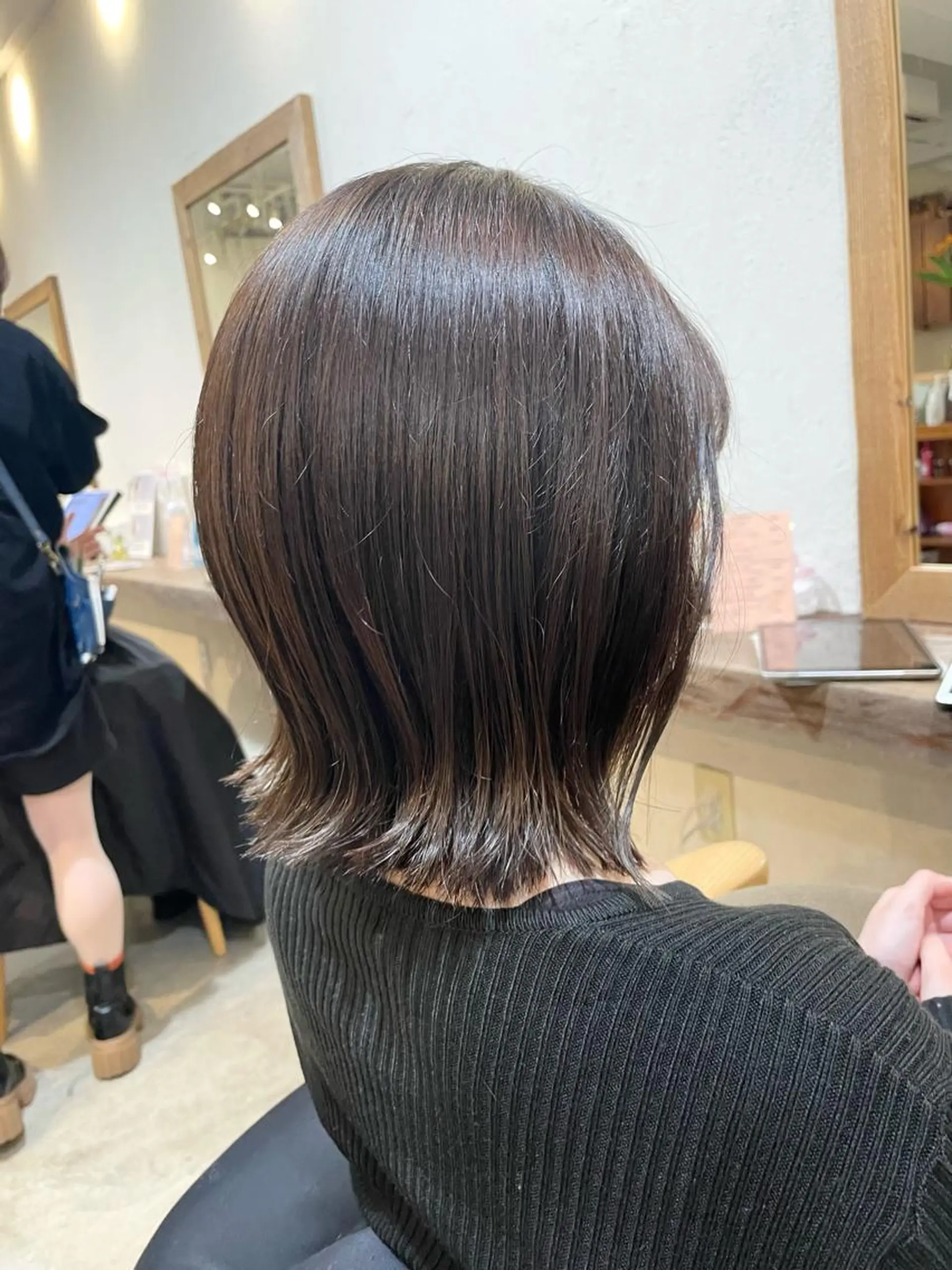 ミディアム カラー グレージュ ボブ カット ヘアカラー トリートメント Takanishi くすみベージュカラーのヘアスタイル