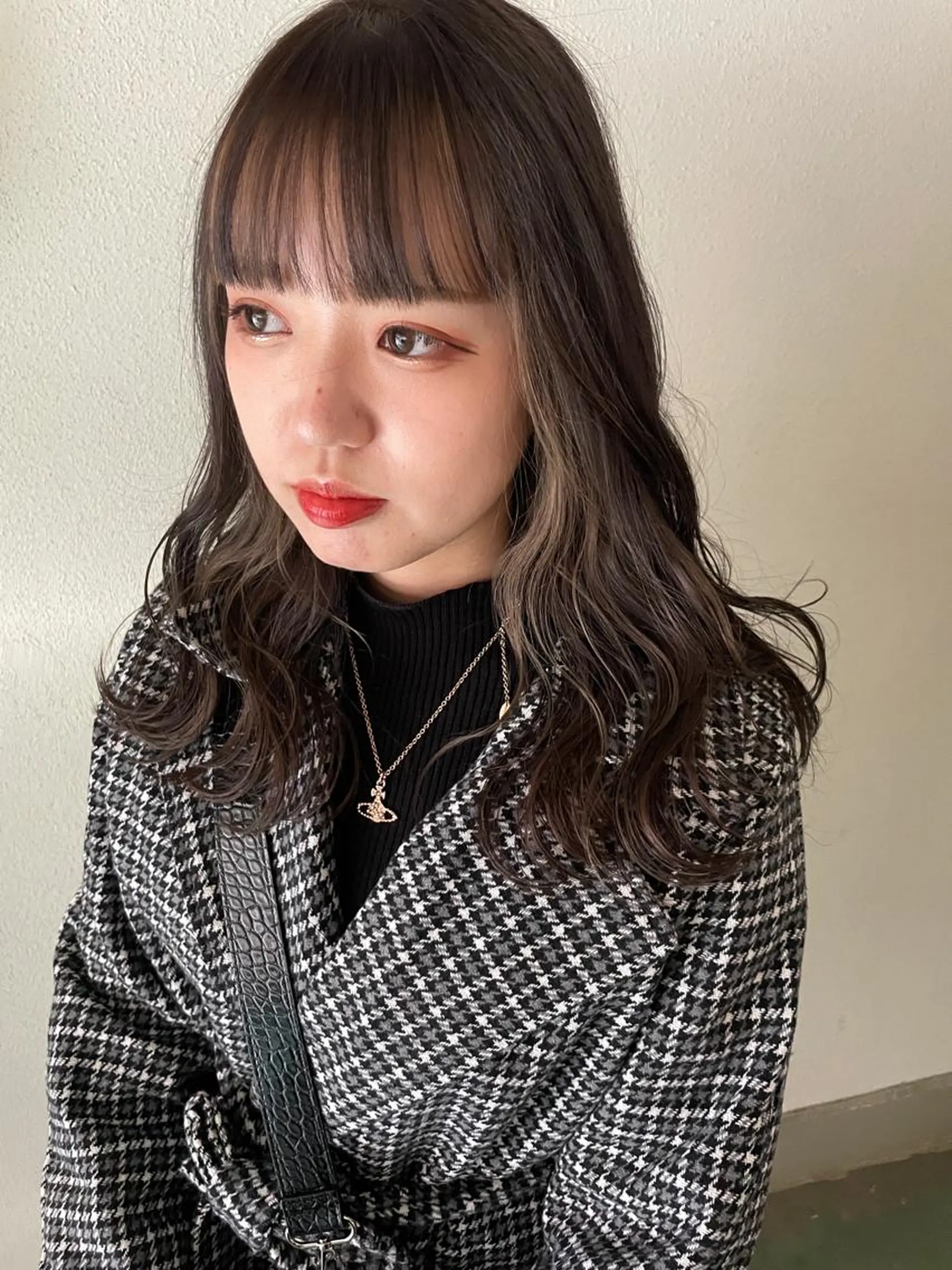カラー ブリーチ イヤリングカラー ヘッドスパ CARICIA 白木 由里加のヘアスタイル