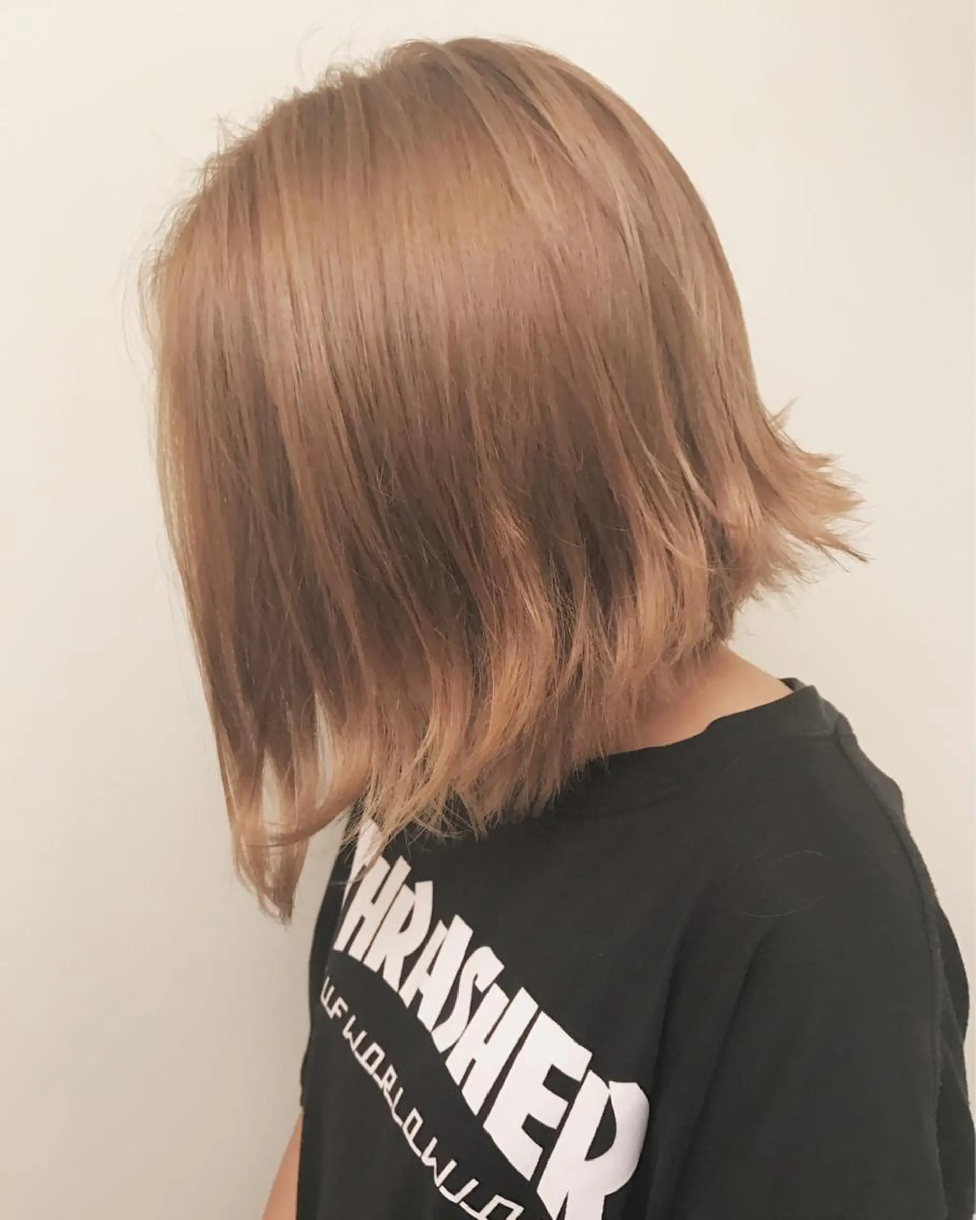 ミディアム カラー ベージュカラー フォギーベージュ ボブ AILEE所属・ウルフカット レイヤーカット上柿のヘアスタイル