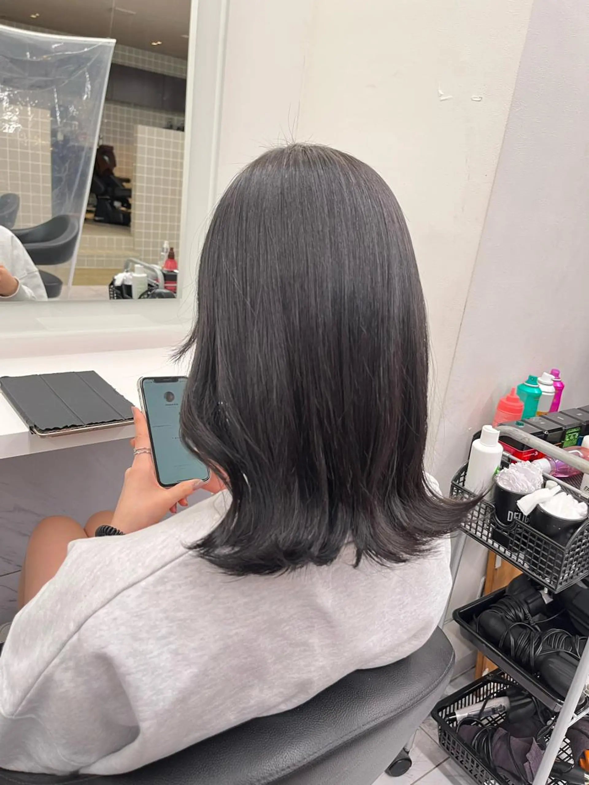 ミディアム カット ヘアカラー トリートメント ヘッドスパ ヘアセット 寒色＆ブリーチ特化 寒色MiOのヘアスタイル
