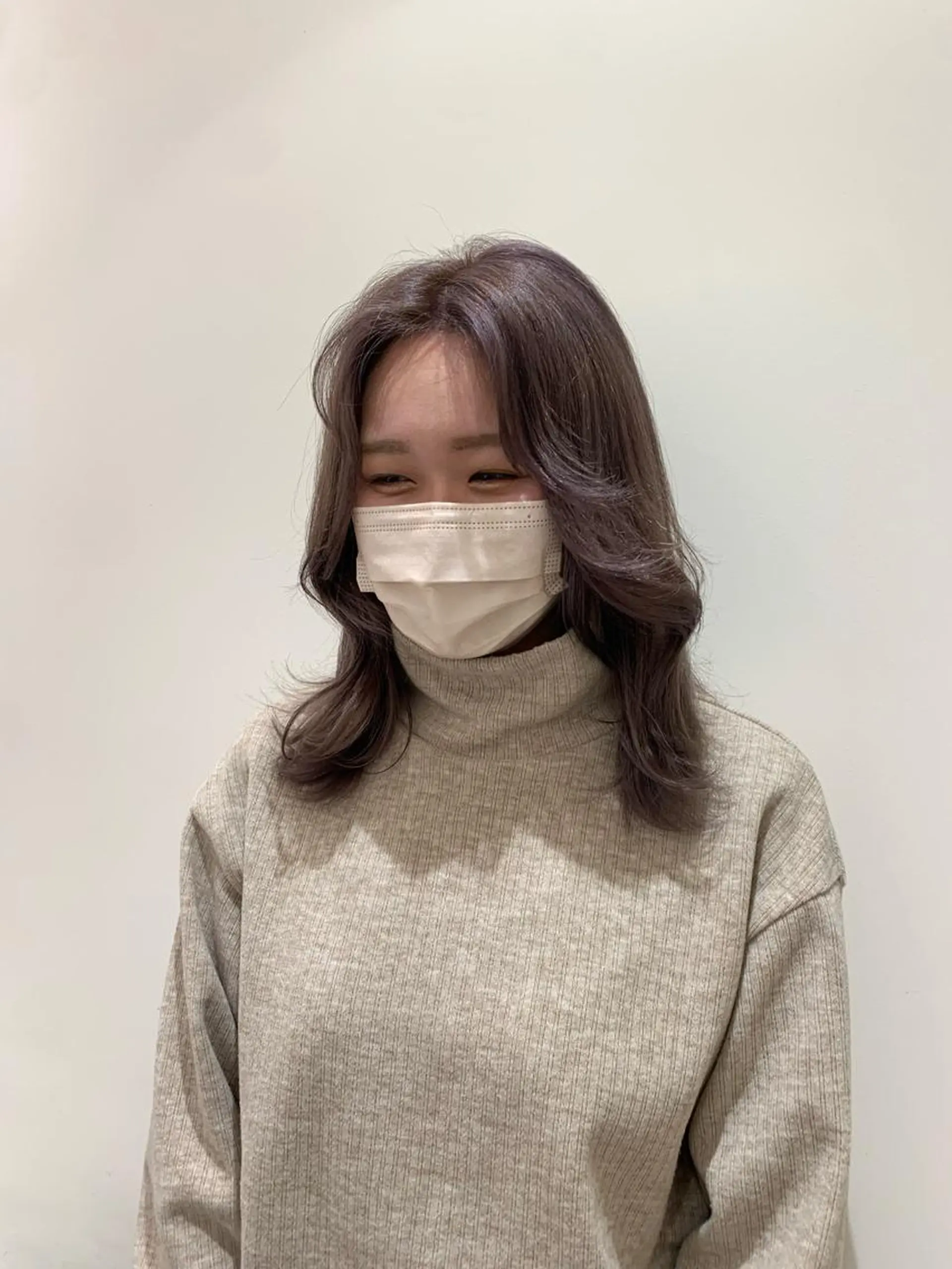 ミディアム ヘアカラー トリートメント 韓国レイヤー🪽 耳ツボジュエリーのヘアスタイル