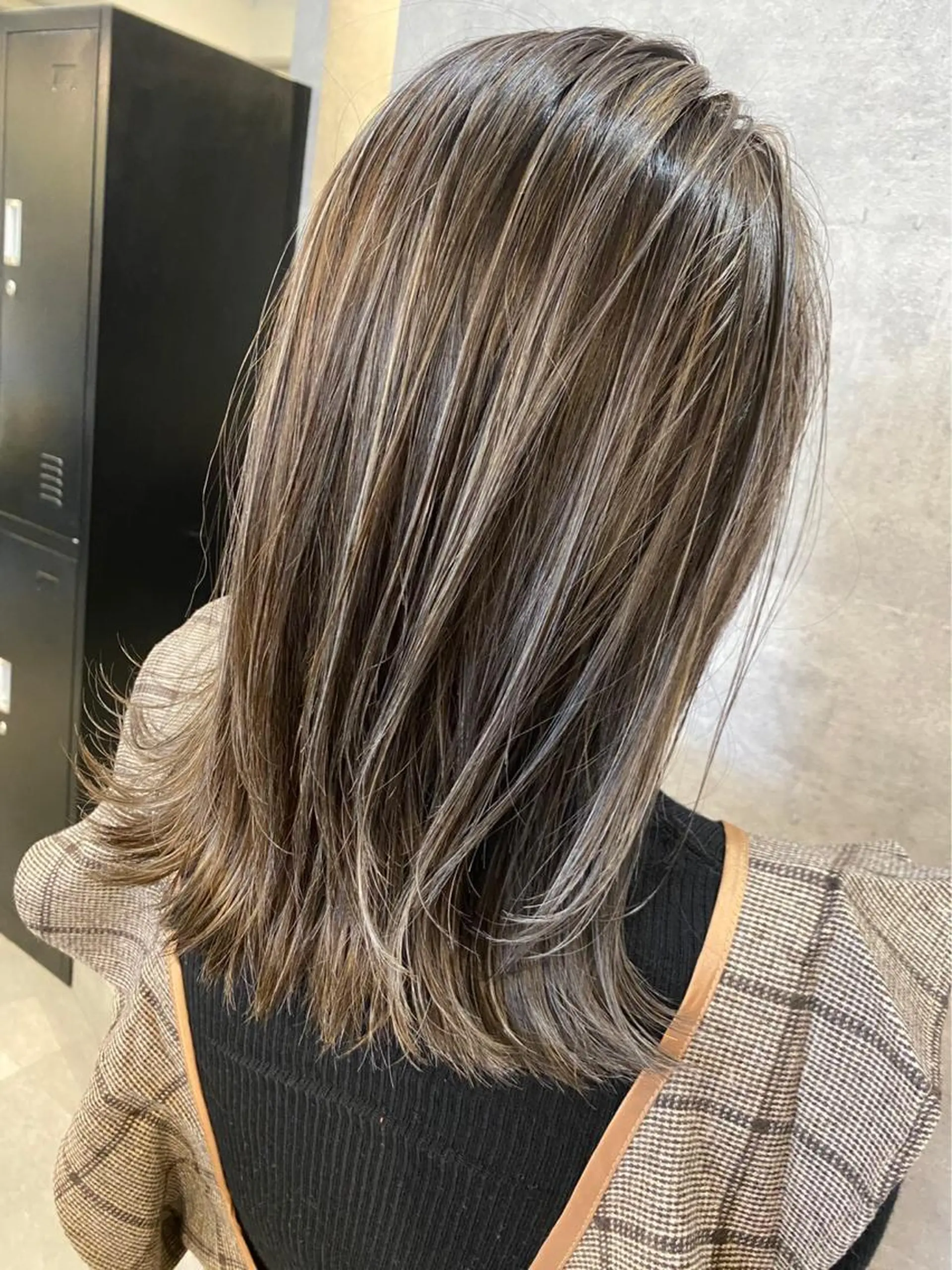 セミロング ハイライト レイヤーカット 外ハネヘア ヘアカラー 寺嶋 貴大のヘアスタイル