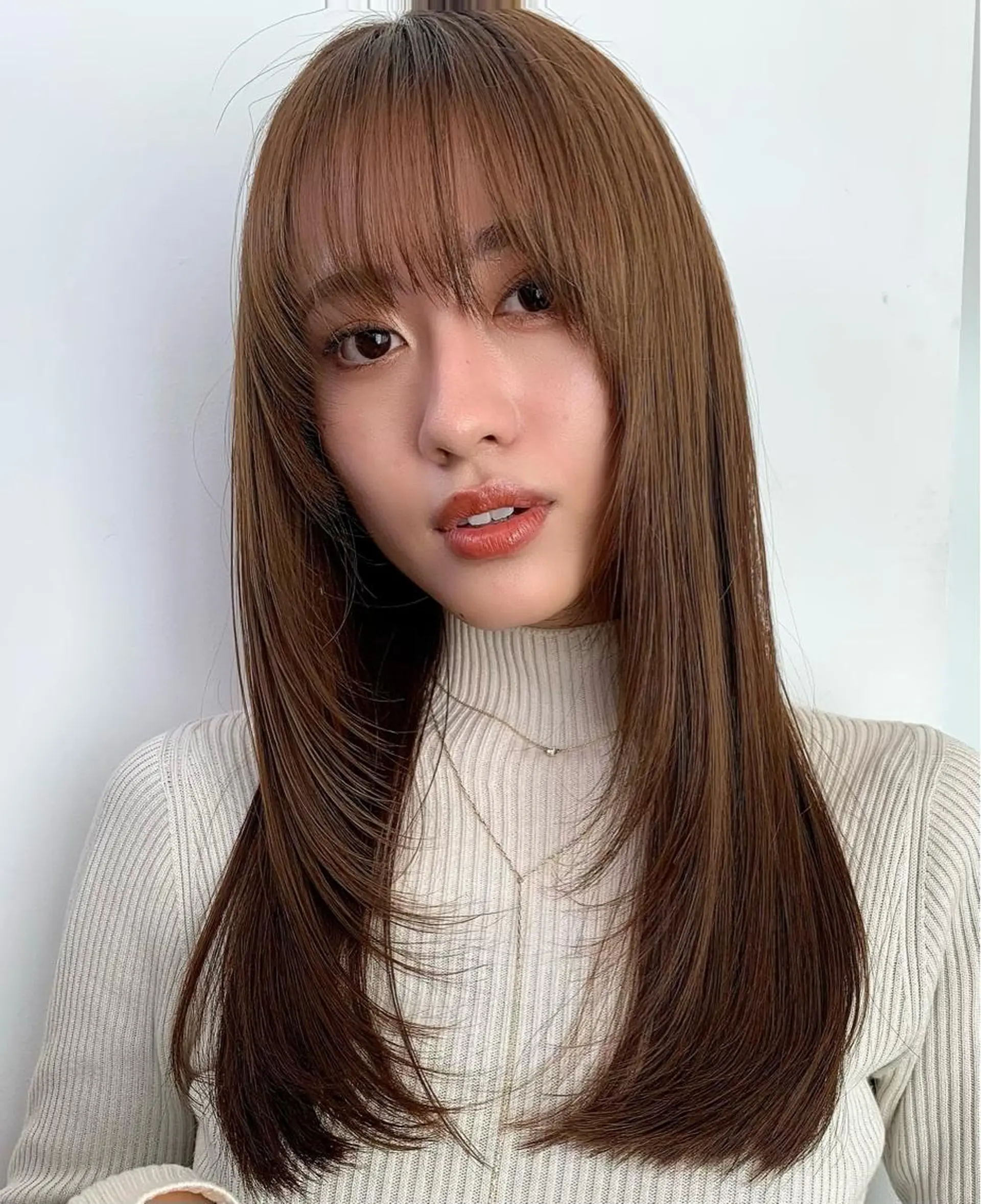 セミロング カラー ベージュカラー ブリーチ イヤリングカラー 韓国風カラー ブリーチなしカラー カット ヘアカラー トリートメント 鈴木 一貴のヘアスタイル
