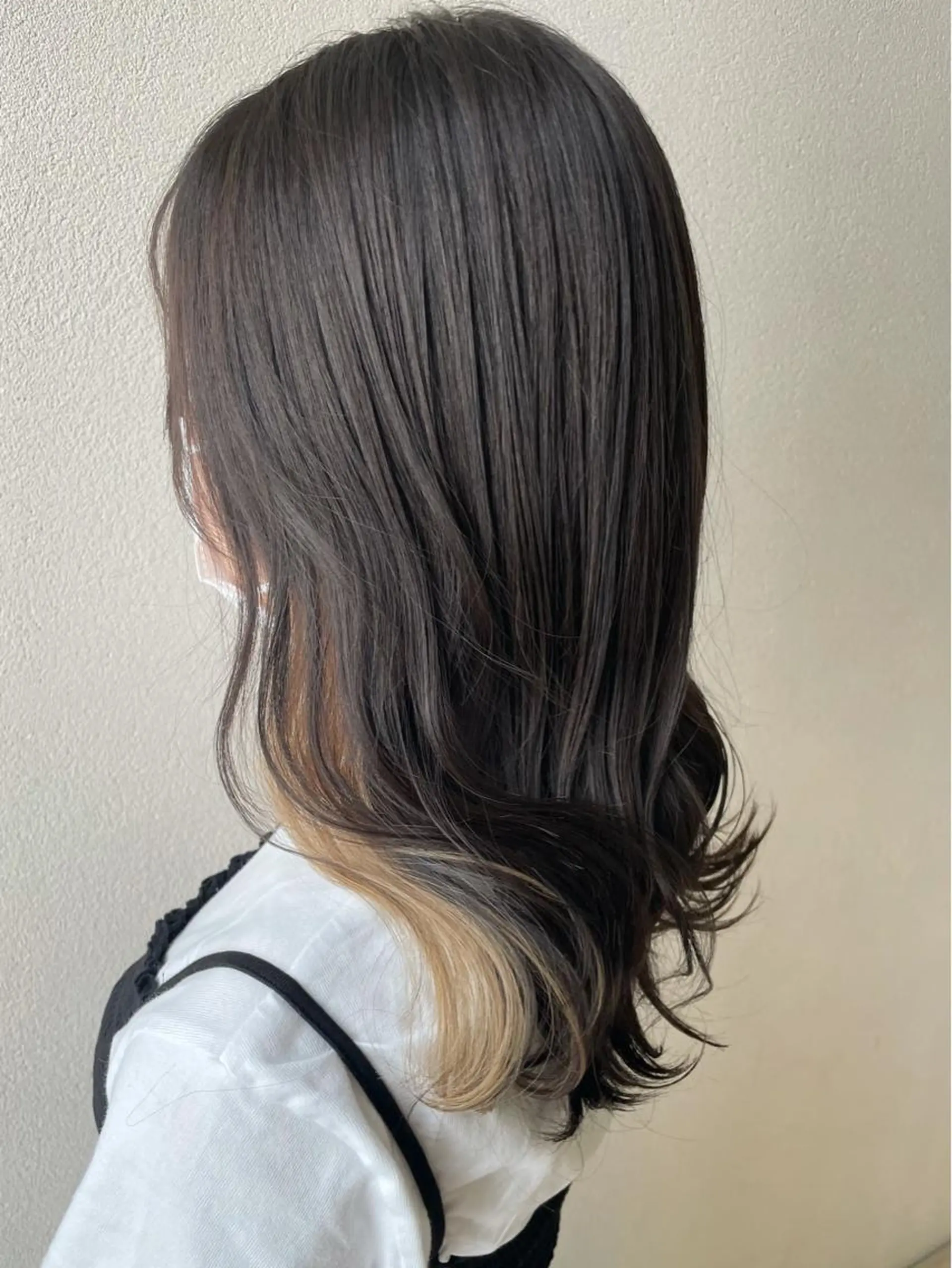 セミロング カラー アッシュ アッシュグレー ベージュカラー イヤリングカラー 沢田 瞳のヘアスタイル