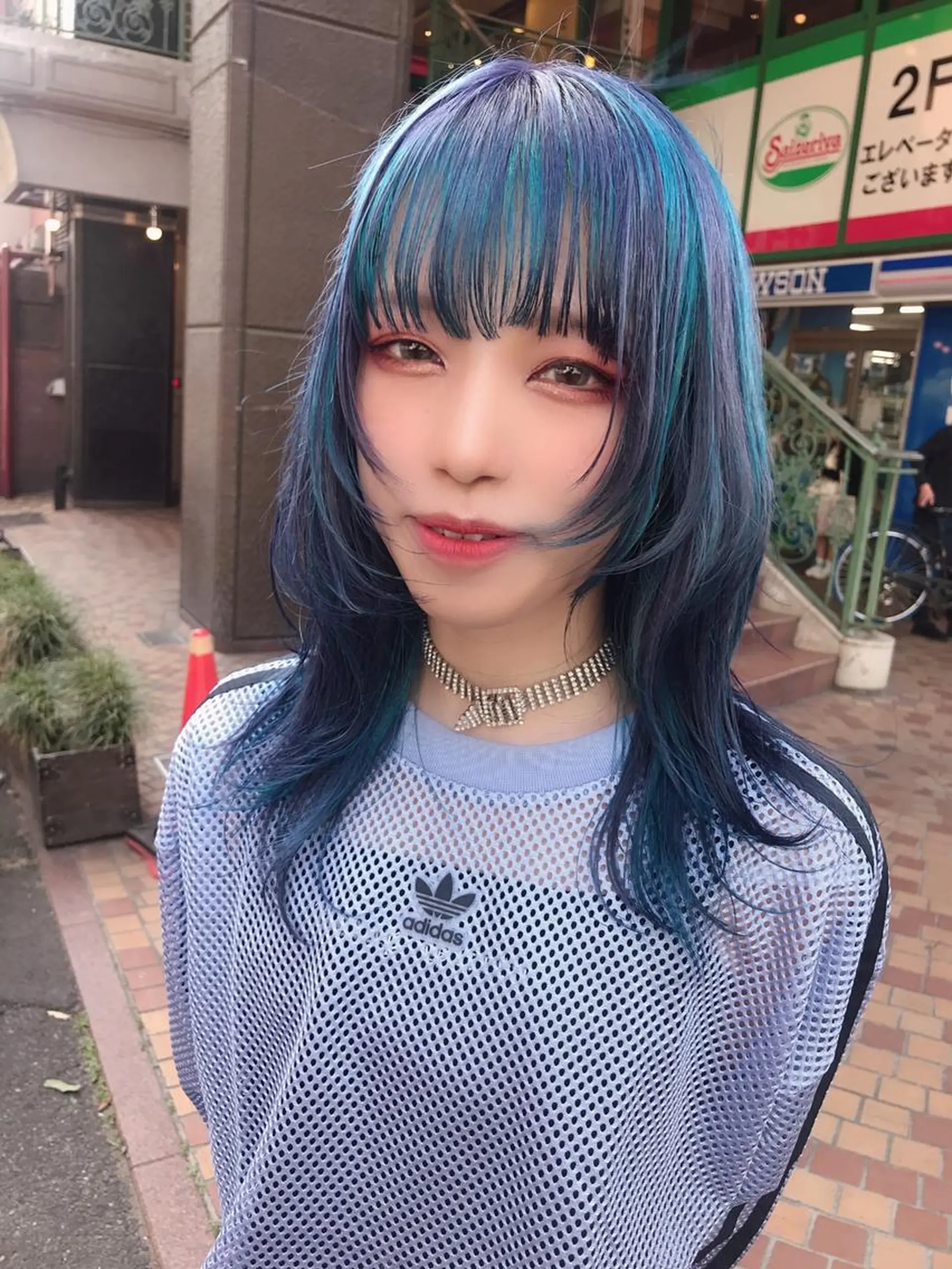 カラー ウルフカットデザイン カラー特化アールイーのヘアスタイル