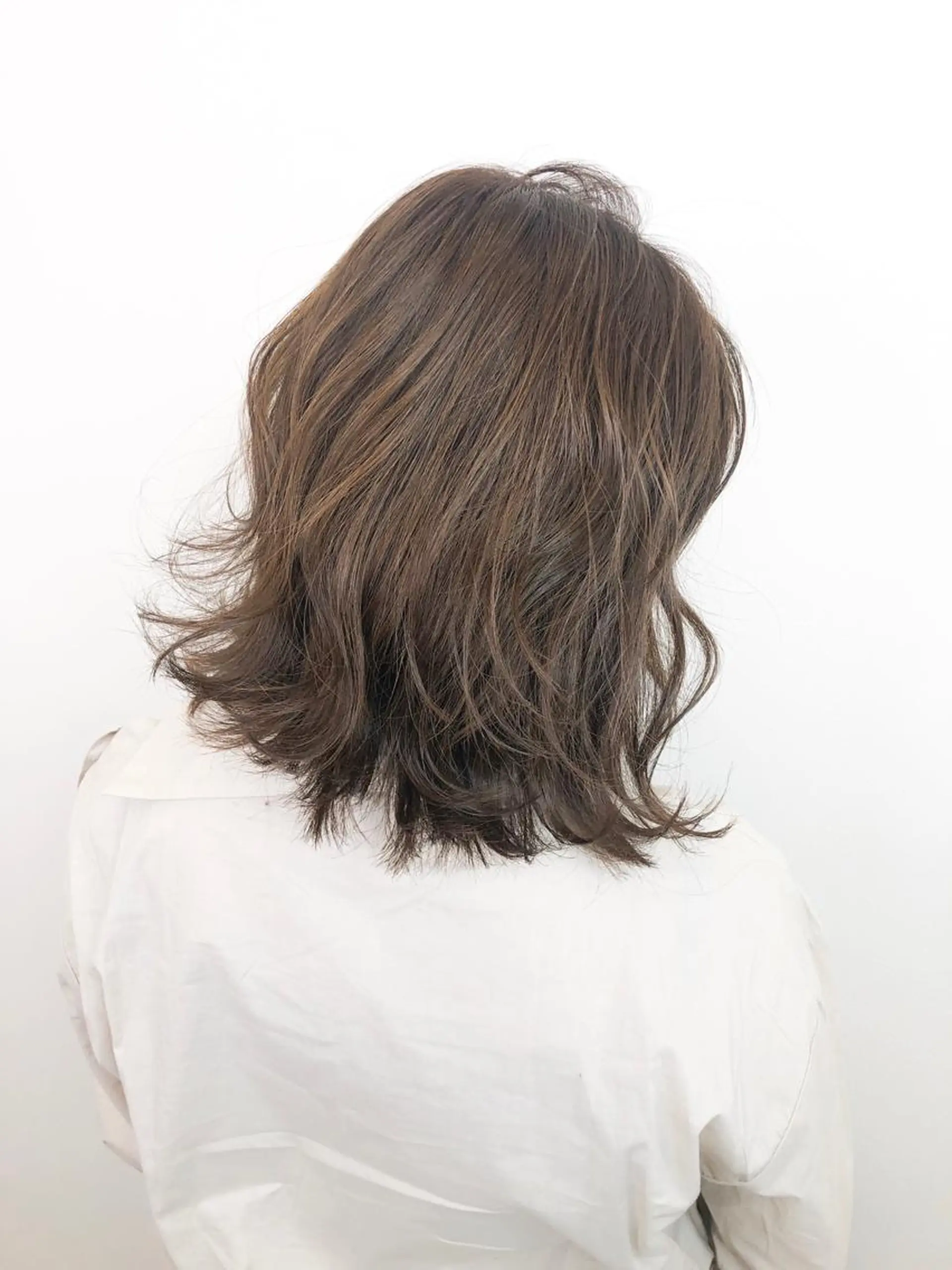 ミディアム カット ヘアカラー トリートメント a .のヘアスタイル