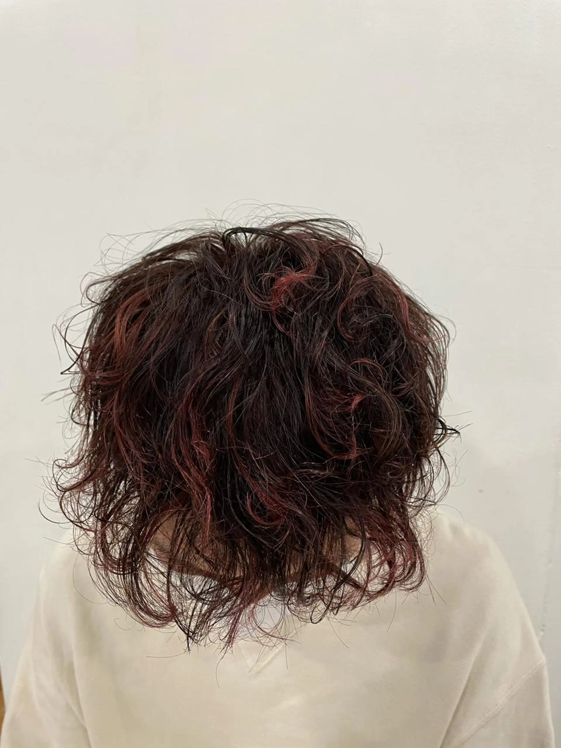 ショート カラー パーマ 黒髪 ブリーチ ハイライトカラー レッドカラー ハイライト 吉田一輝 外国人パーマのヘアスタイル