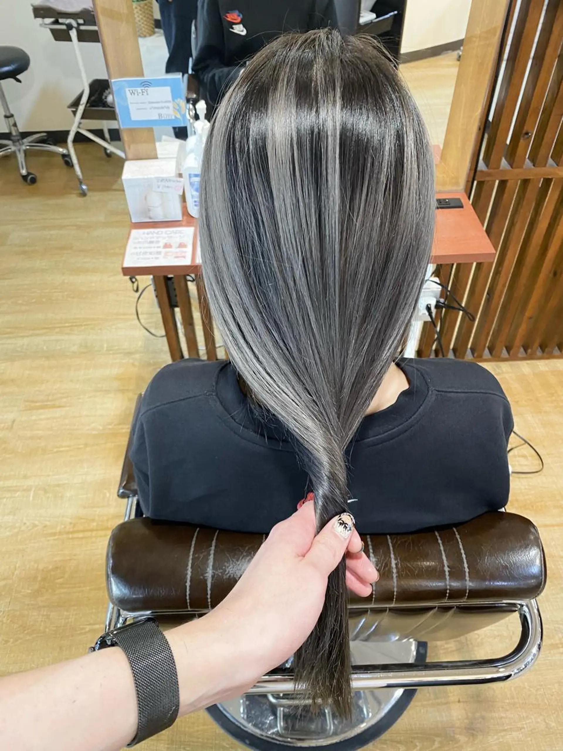 セミロング カラー コントラスト バレイヤージュ志鎌のヘアスタイル