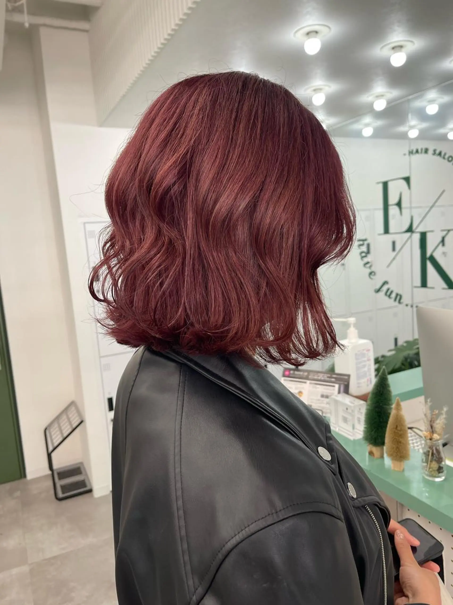 カラー 切りっぱなしボブ ブリーチ レッドカラー バイオレットカラー ボブ 🌿新木 彩加🌿のヘアスタイル