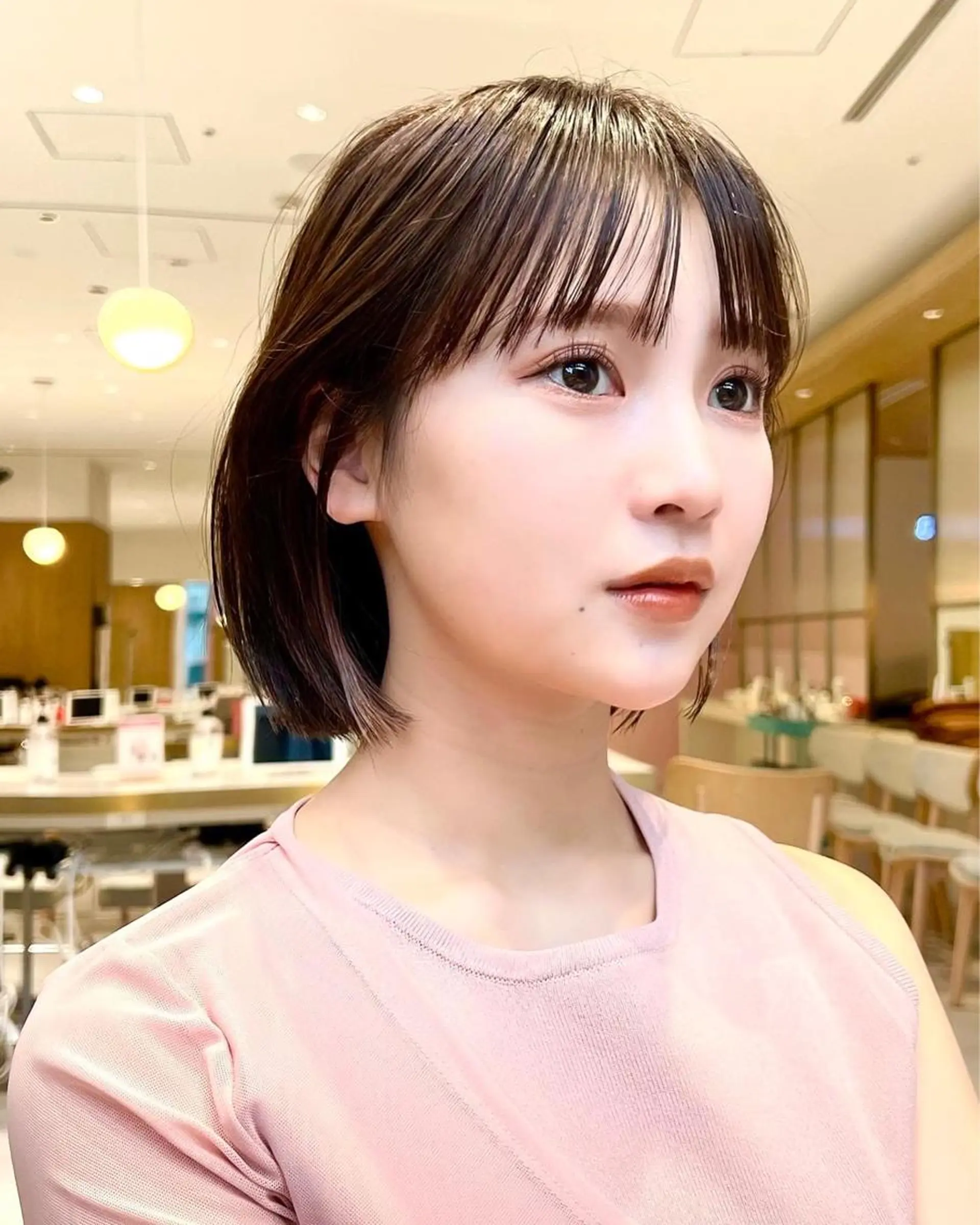 ショート カラー 切りっぱなしボブ 前下がりボブ ブリーチ グレージュ イルミナカラー ヘアカラー トリートメント ニュアンスレイヤー ハイトーンカラーのヘアスタイル