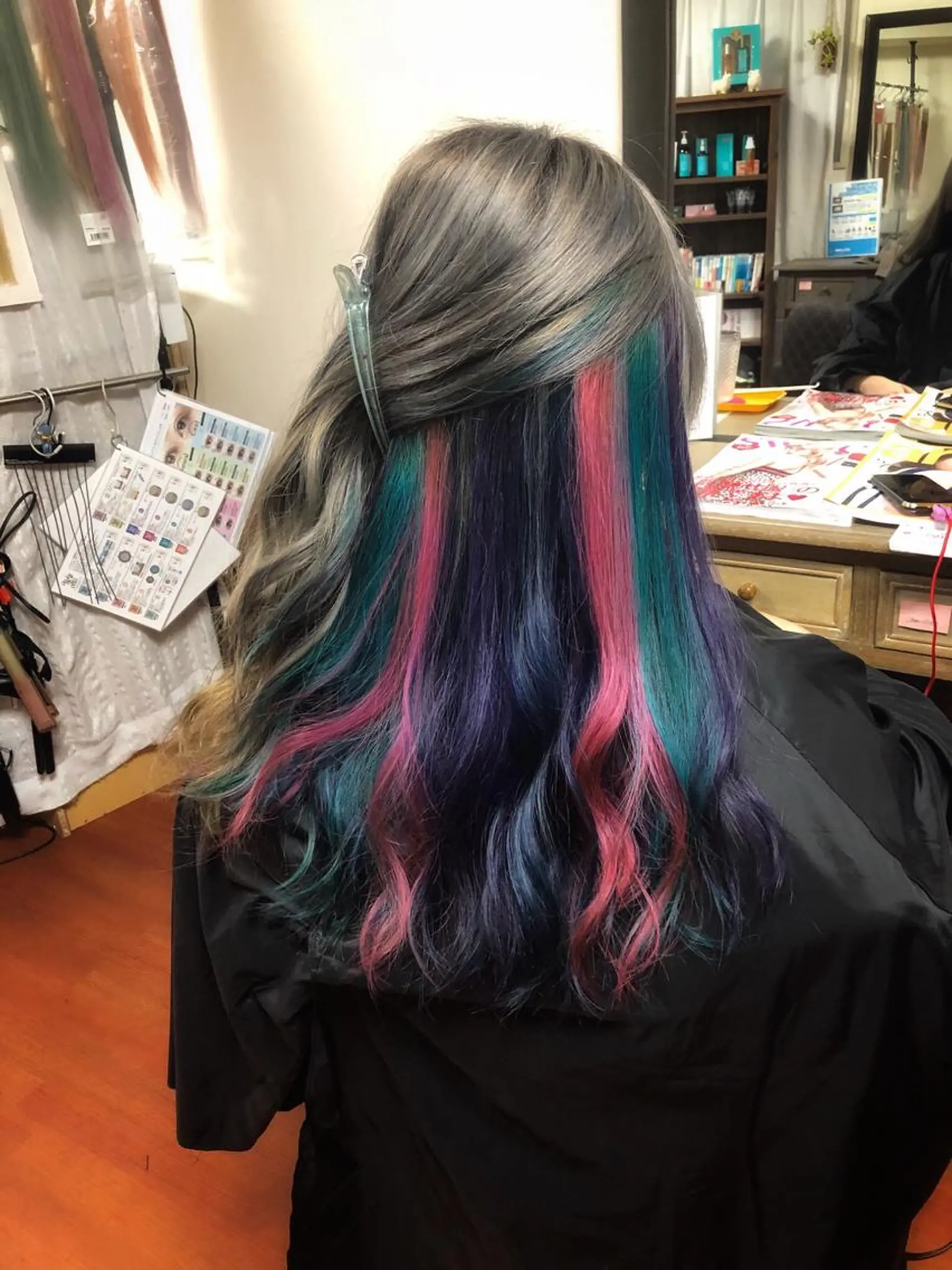 ロング カラー ブリーチ インナーカラー ユニコーンカラー 是枝 さくらのヘアスタイル