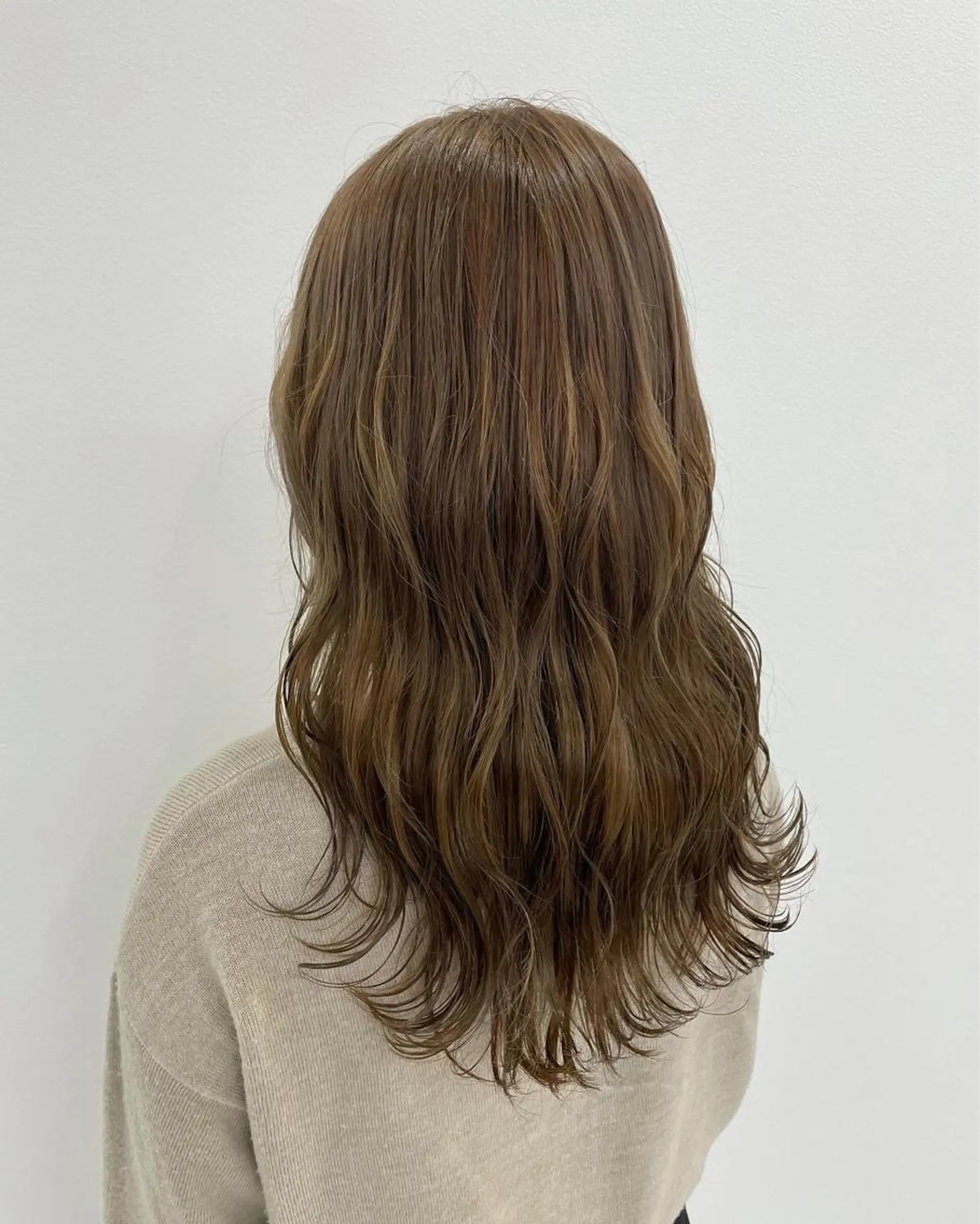 ロング カラー ヘアアレンジ ブリーチ・縮毛矯正 ハイトーン・三島佳音のヘアスタイル