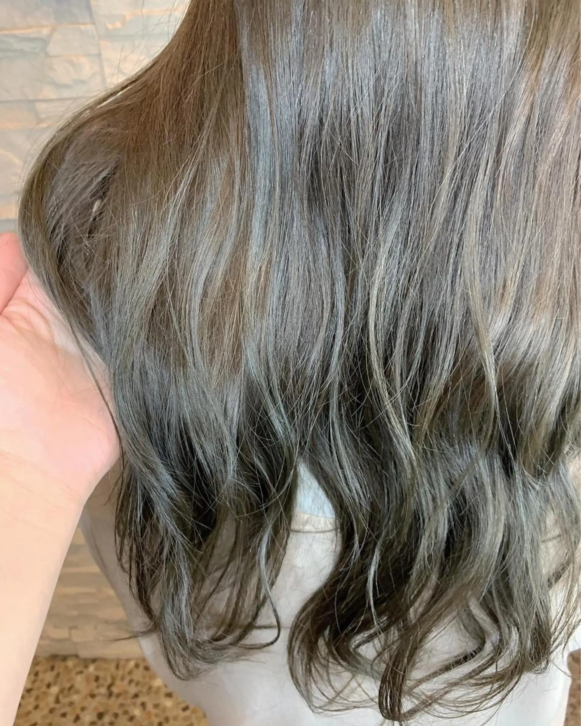 ロング カラー ブルーカラー スターダスト ヘアカラー 菅野 愛のヘアスタイル