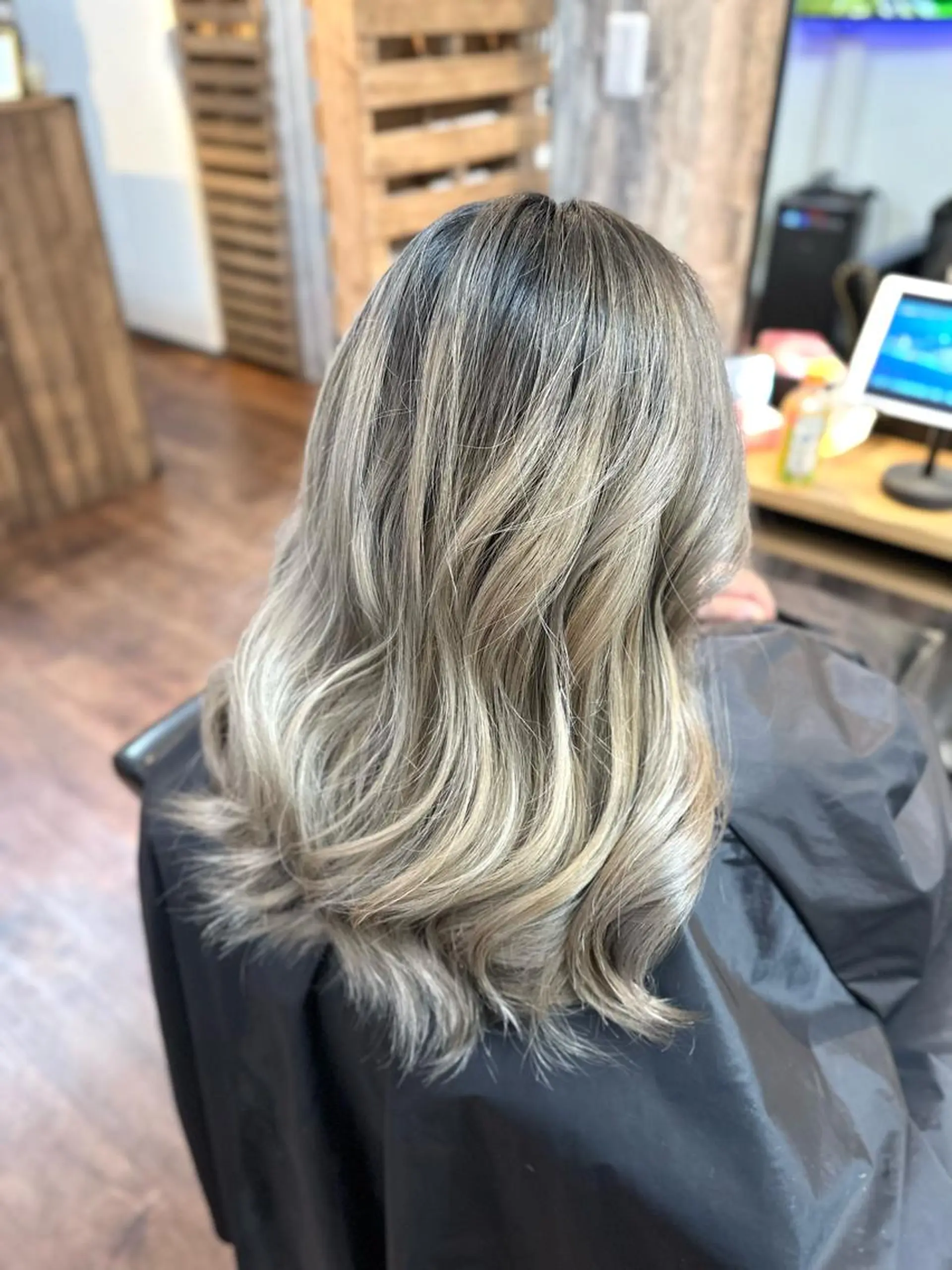 セミロング カラー ブリーチ ブロンド ホワイトブロンド カット ヘアカラー トリートメント Lizir ルズィール所属・Luzir⭐︎ GEN⭐︎のヘアスタイル