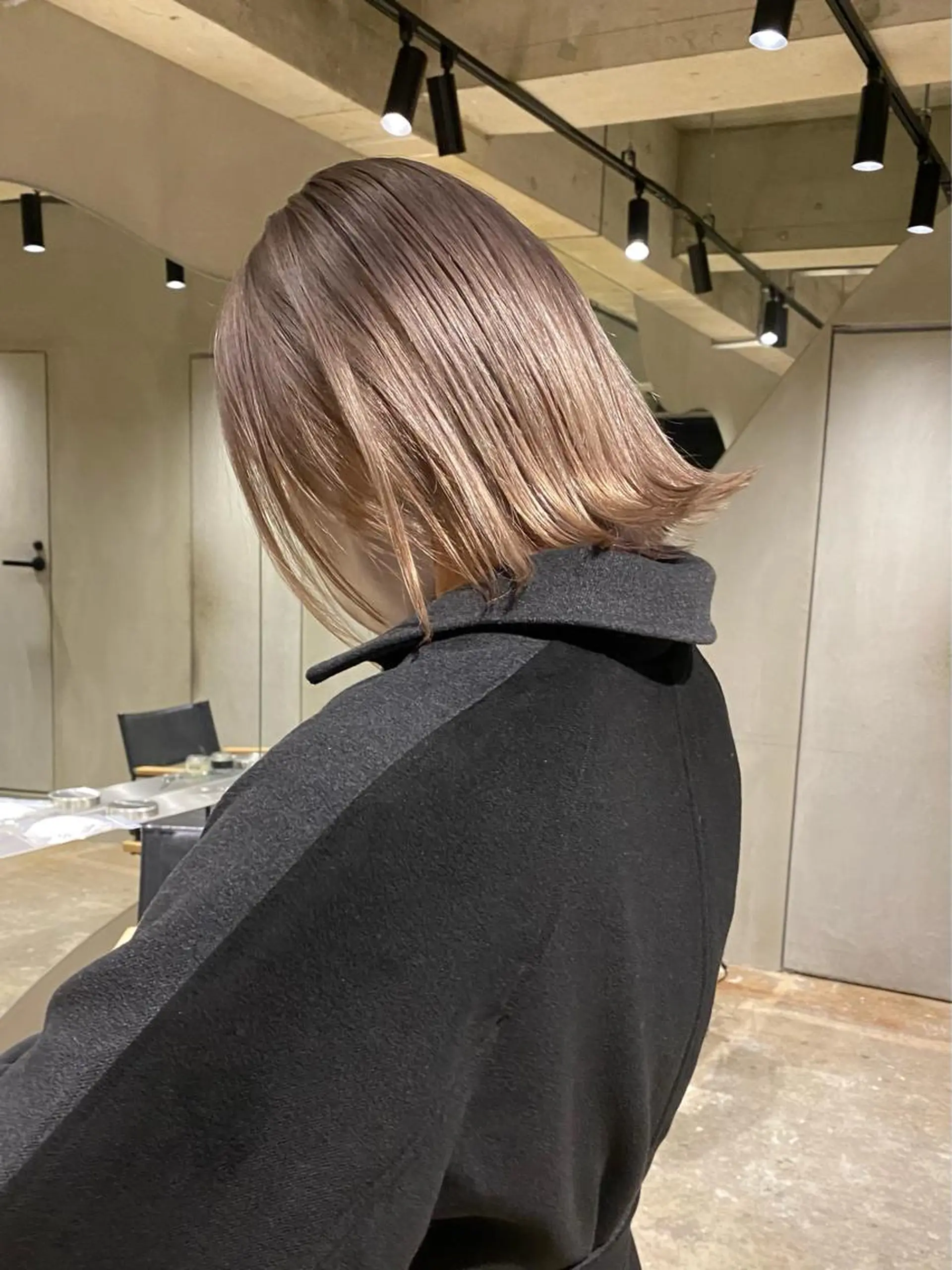ショート カラー ベージュカラー ブリーチ シルバー シルバーベージュ 切りっぱなしロブ ショート・ボブ MIKUのヘアスタイル