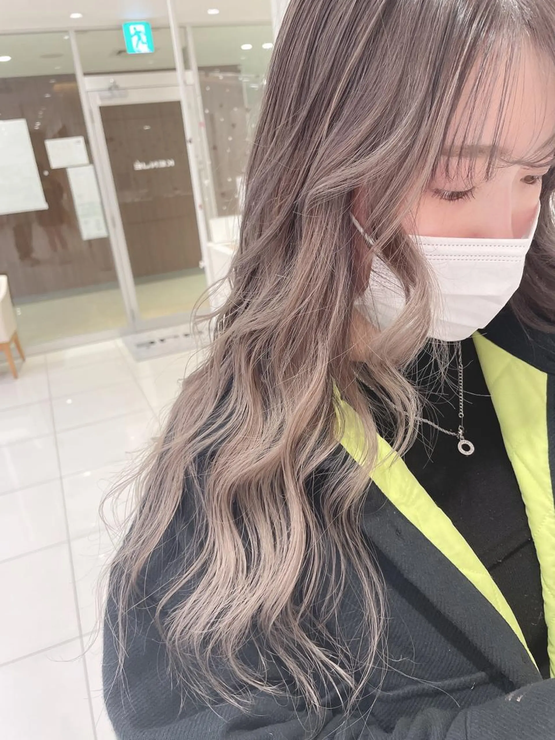 ロング カラー ベージュカラー ミルクティーベージュ ご新規様限定クーポン あります　桂口　烈闘のヘアスタイル