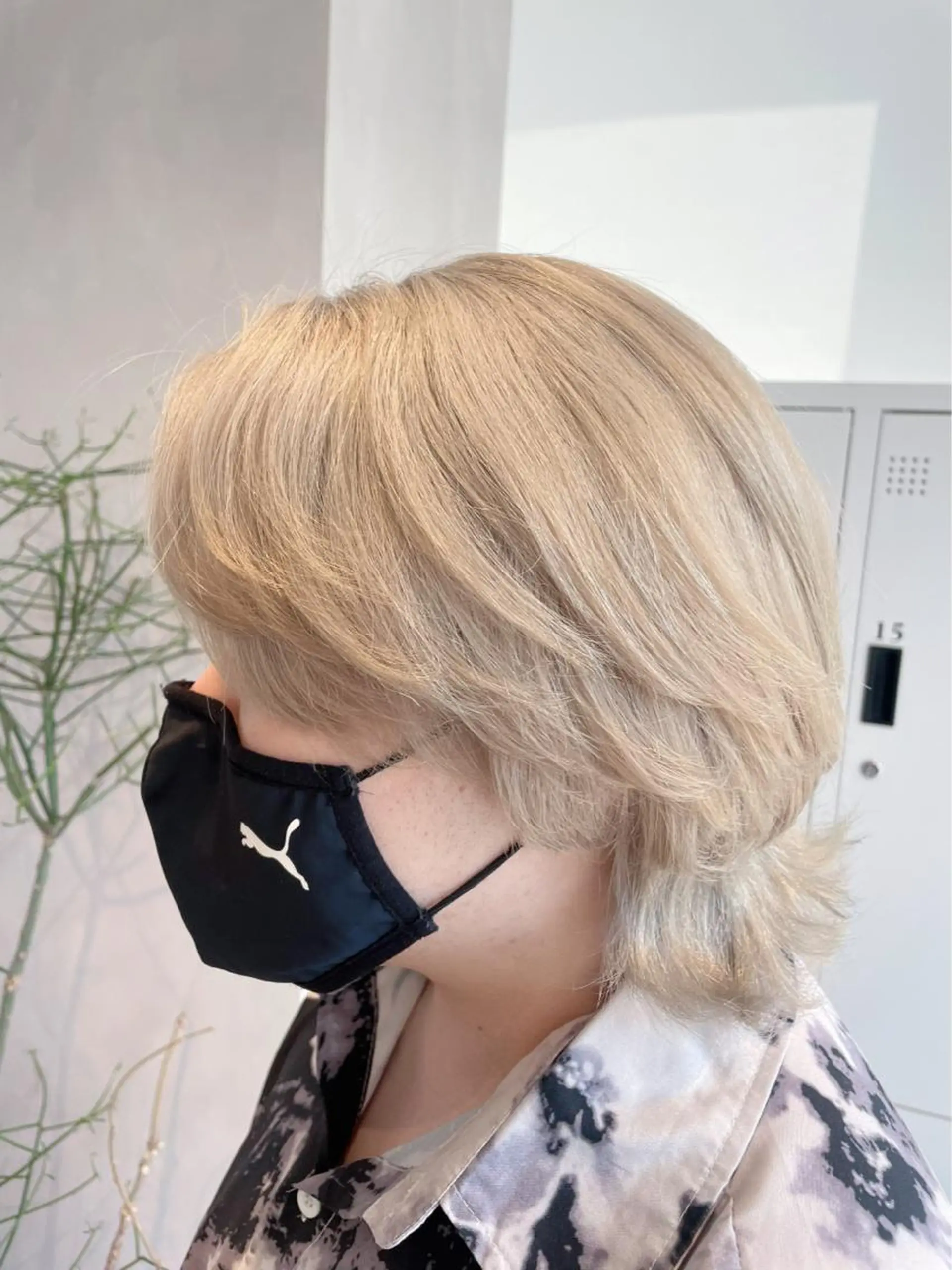 カラー メンズ メンズブリーチ メンズハイライト メンズウルフカット ベージュカラー ブリーチ カット ヘアカラー 透明感カラー✨艶髪 制作🌱山根あゆみのヘアスタイル