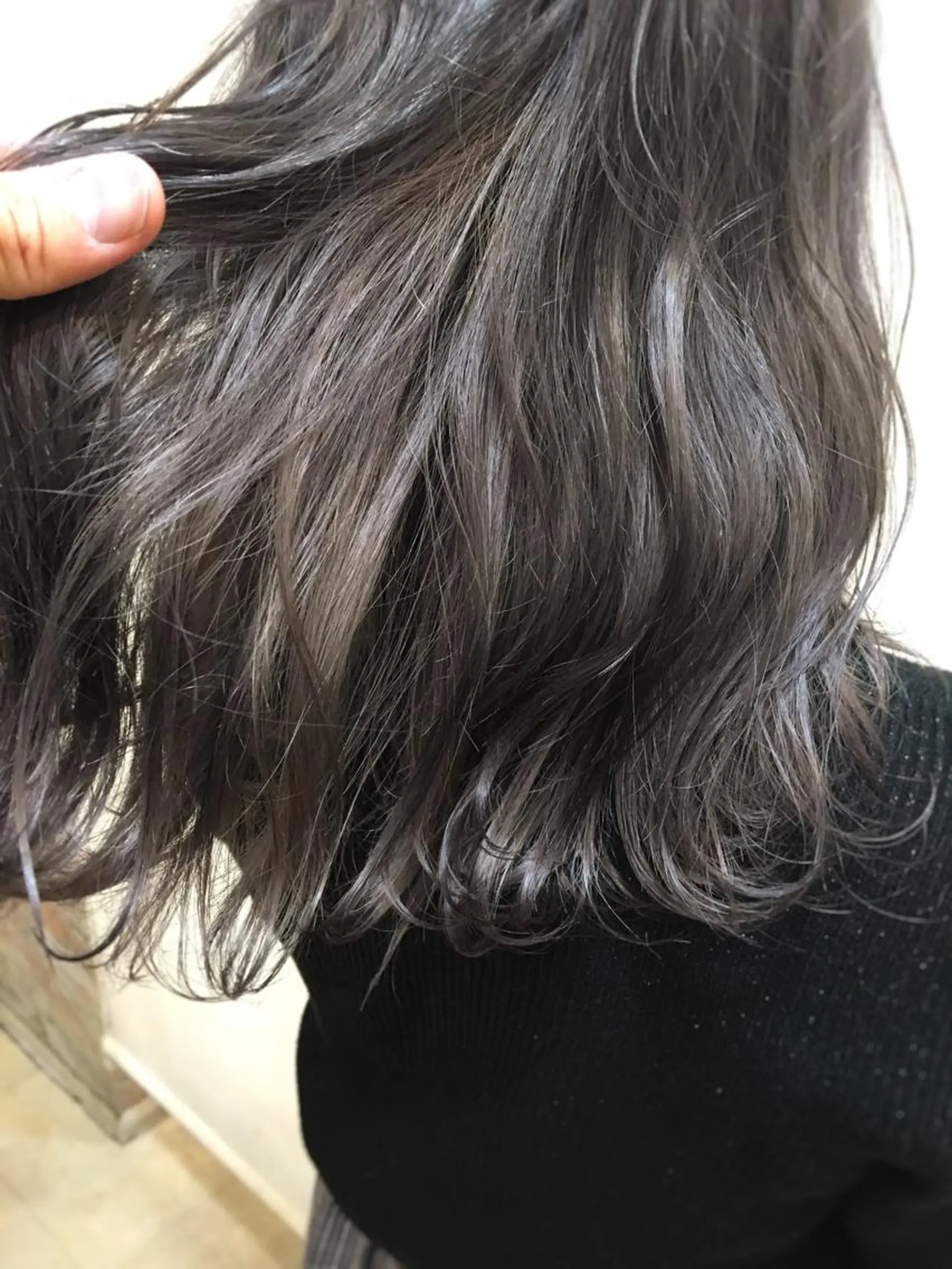 セミロング カラー ブリーチ シルバー ホワイトシルバー ヘアカラー トリートメント ケアブリーチ 坪井佑樹のヘアスタイル