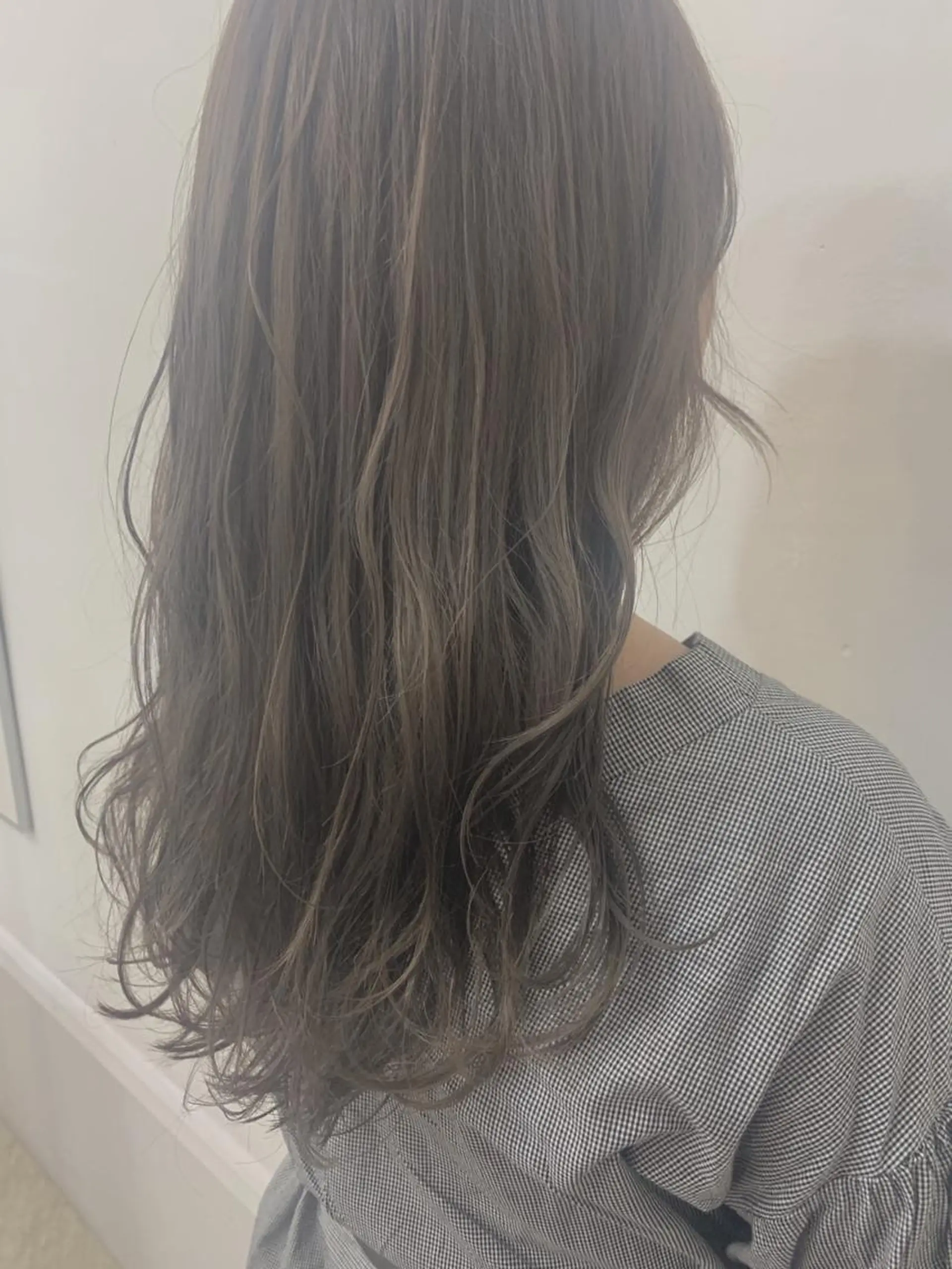 ロング アッシュ カット ヘアカラー chama レイヤーカットのヘアスタイル
