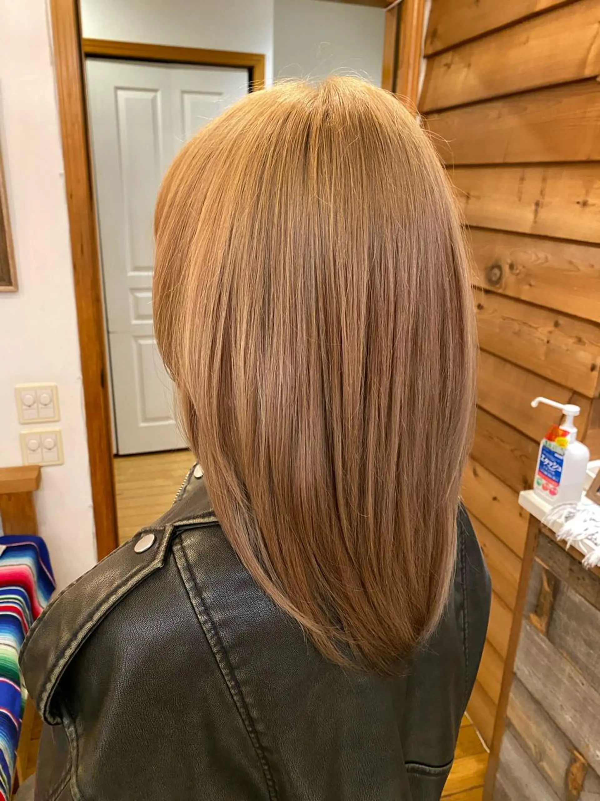 セミロング 青山 airaのヘアスタイル