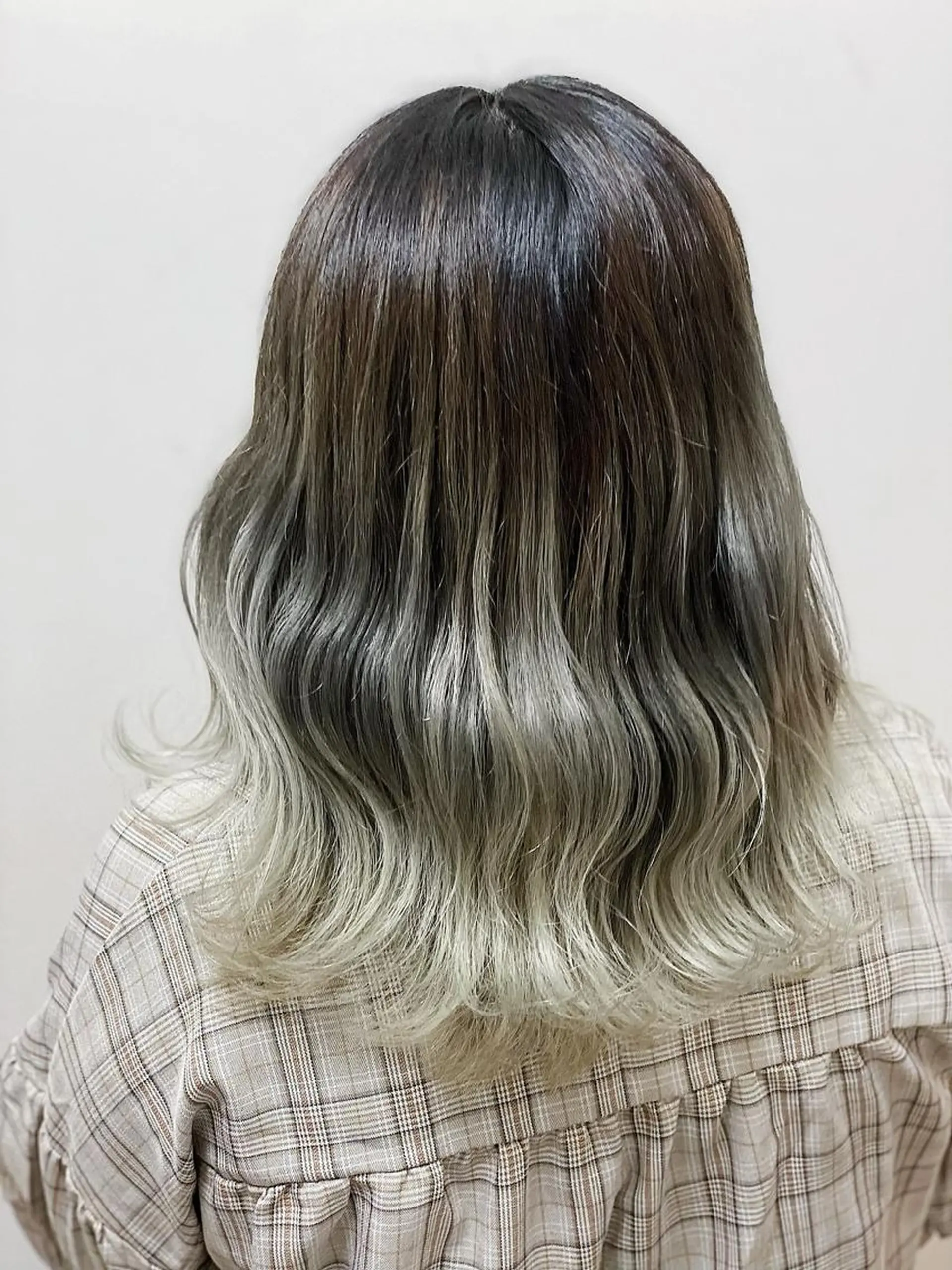 セミロング カラー "PEPPU "所属・派手髪、ハイトーン ショートヘアShinのヘアスタイル