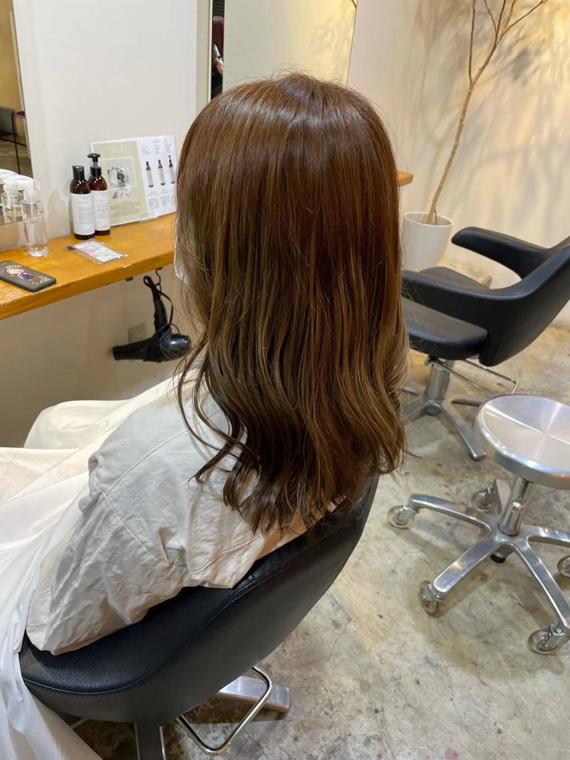 セミロング カラー ブラウンカラー カット ヘアカラー トリートメント MIOベージュカラー 柔らかいカラーのヘアスタイル
