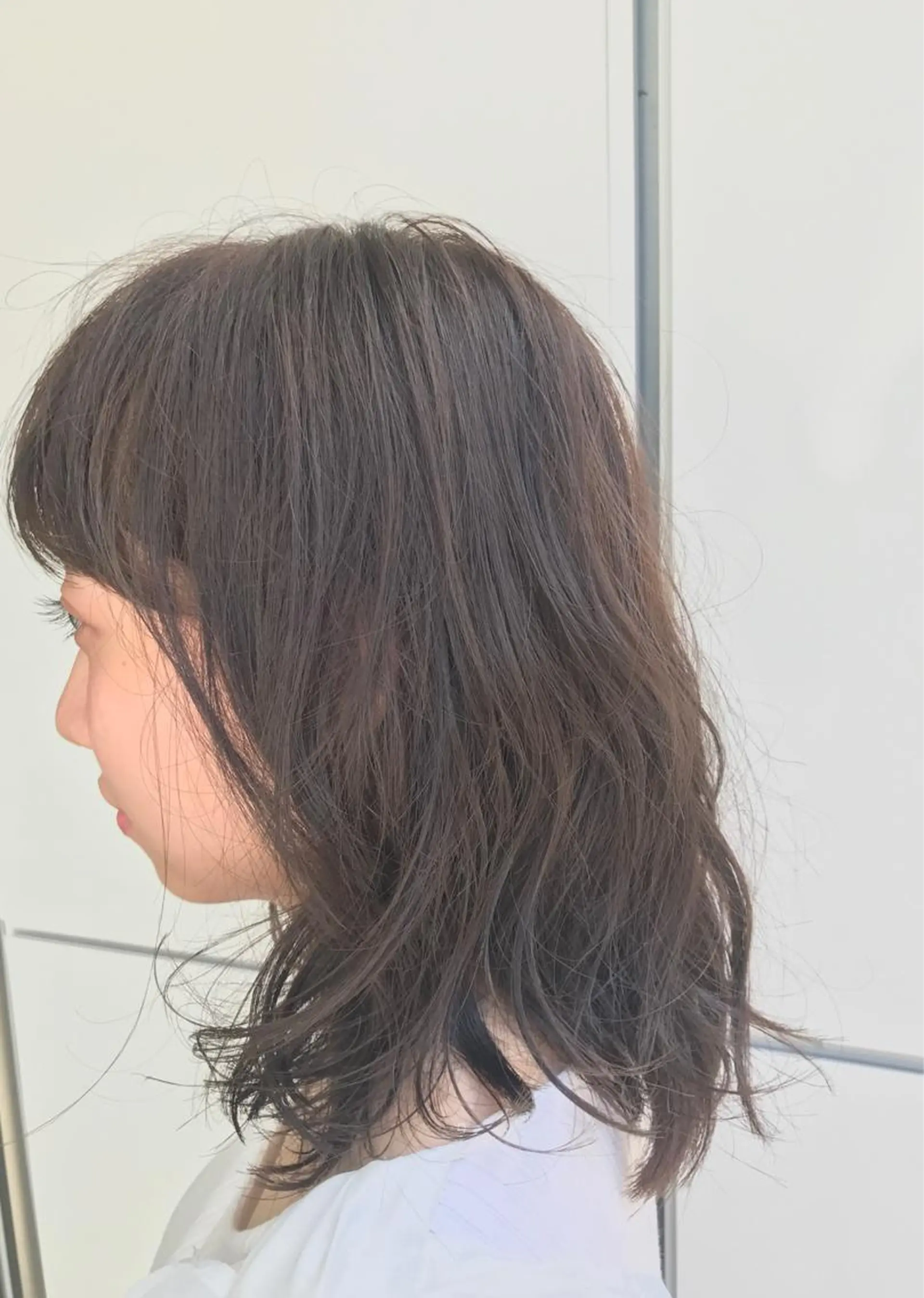 ミディアム カラー アッシュ ベージュカラー AILEE所属・ウルフカット レイヤーカット上柿のヘアスタイル