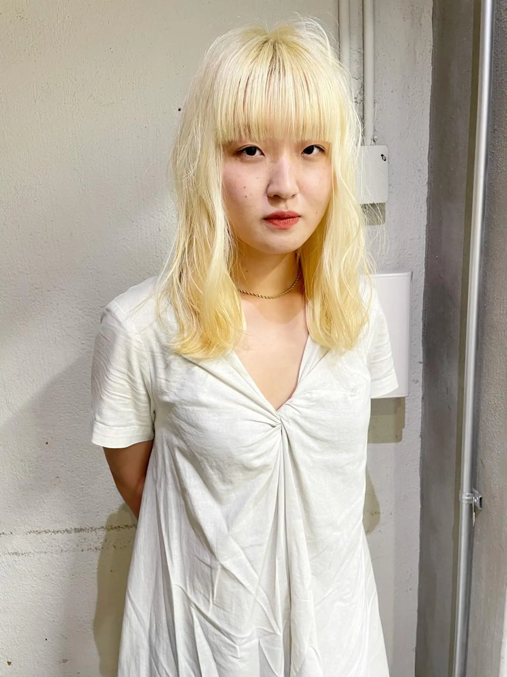 セミロング カラー ヘアアレンジ 抜きっぱなしブロンド カット ヘアカラー トリートメント 丸山渉/パーマ エフェクトブリーチのヘアスタイル