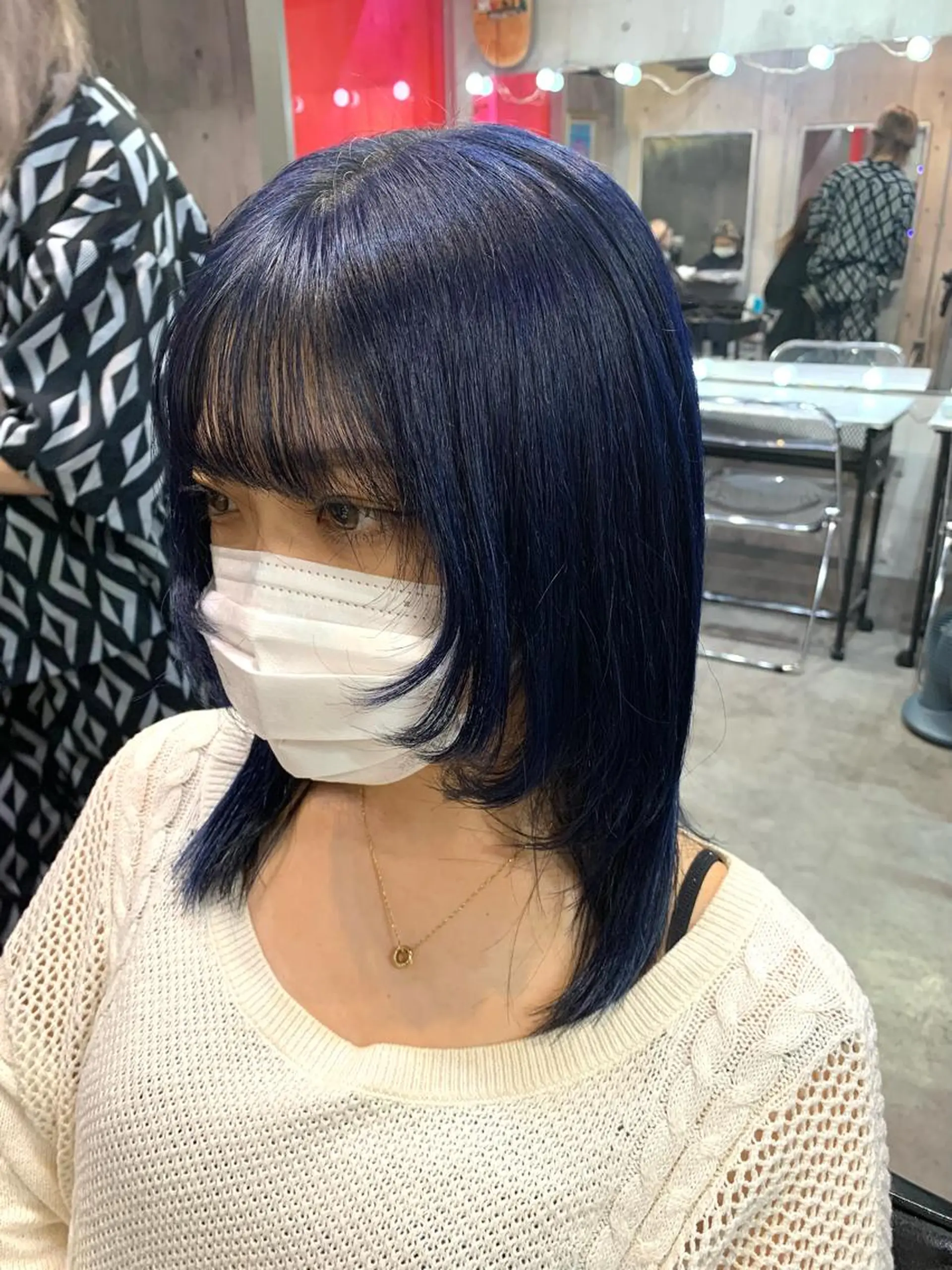 ミディアム カラー ブルーカラー ネイビーカラー 顔周りカット レイヤーカット ヘアカラー トリートメント ハイトーン/メンズ/ ウルフ特化   小松のヘアスタイル