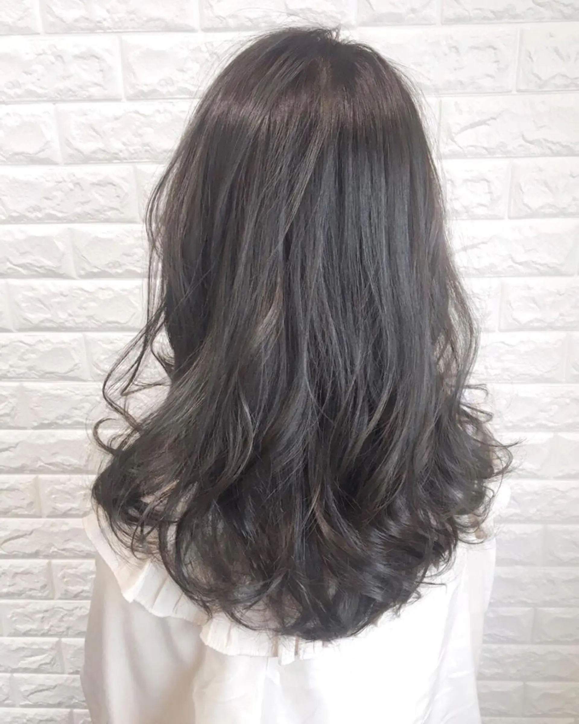 セミロング カラー ダークグレー ダークグレージュ グレージュ 西本 夏美のヘアスタイル