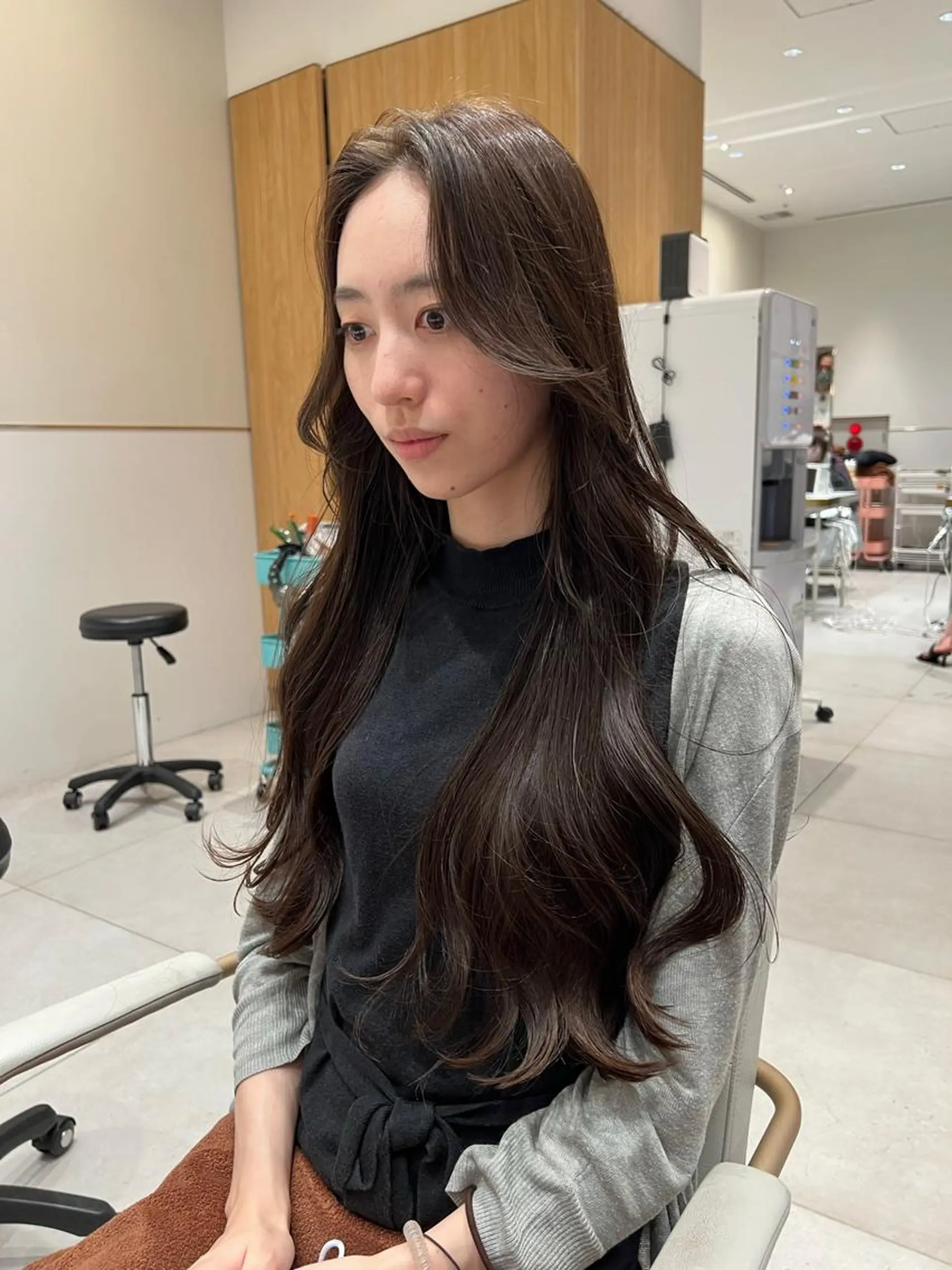 ロング カラー 切りっぱなしボブ ブリーチ グレージュ イルミナカラー インナーカラー カット ヘアカラー トリートメント ニュアンスレイヤー ハイトーンカラーのヘアスタイル
