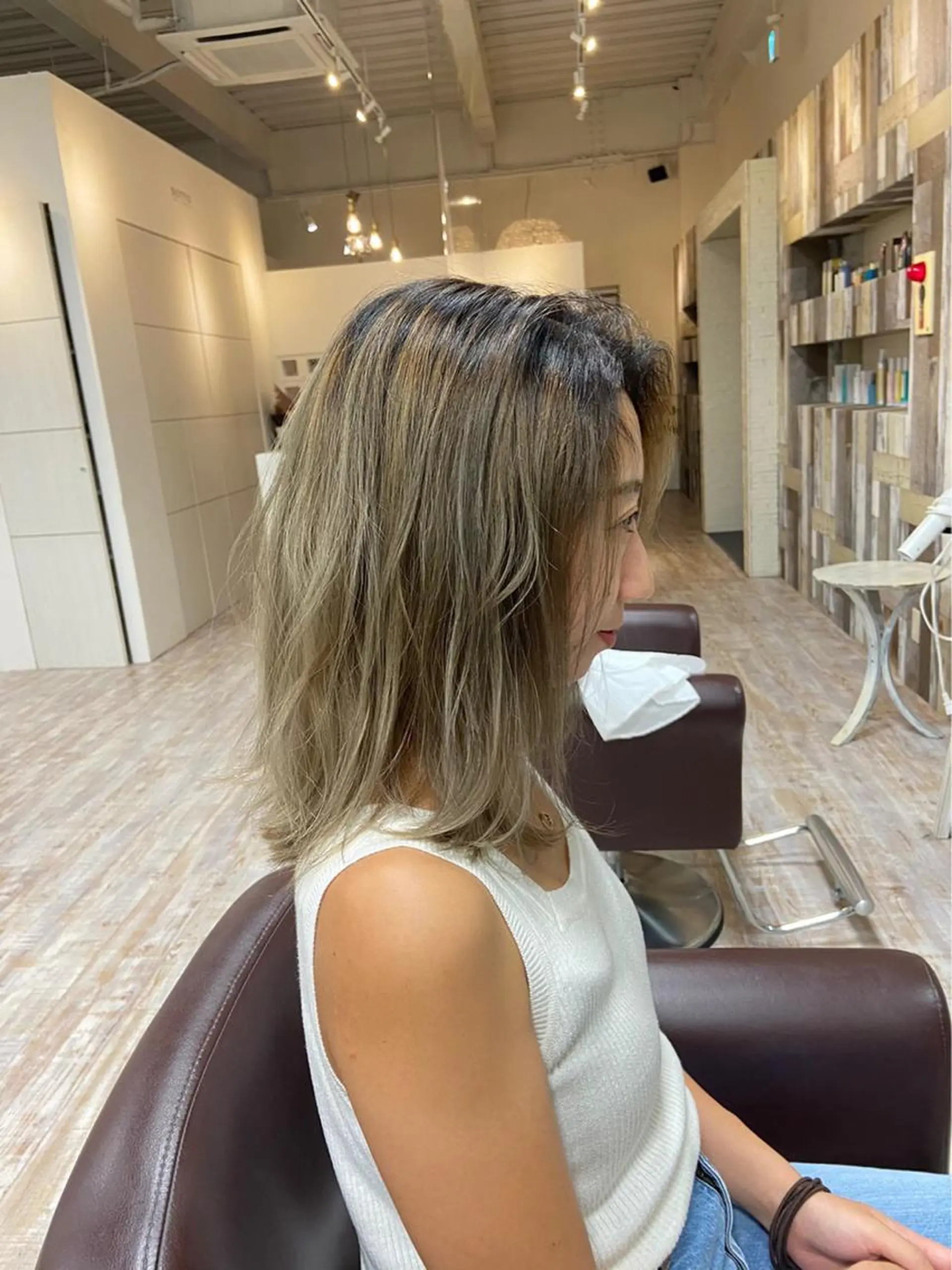 ミディアム カラー 黒髪 ブリーチ ハイライトカラー ハイライト Aile所属・酸性ストレート／カラ ー/山下高明のヘアスタイル