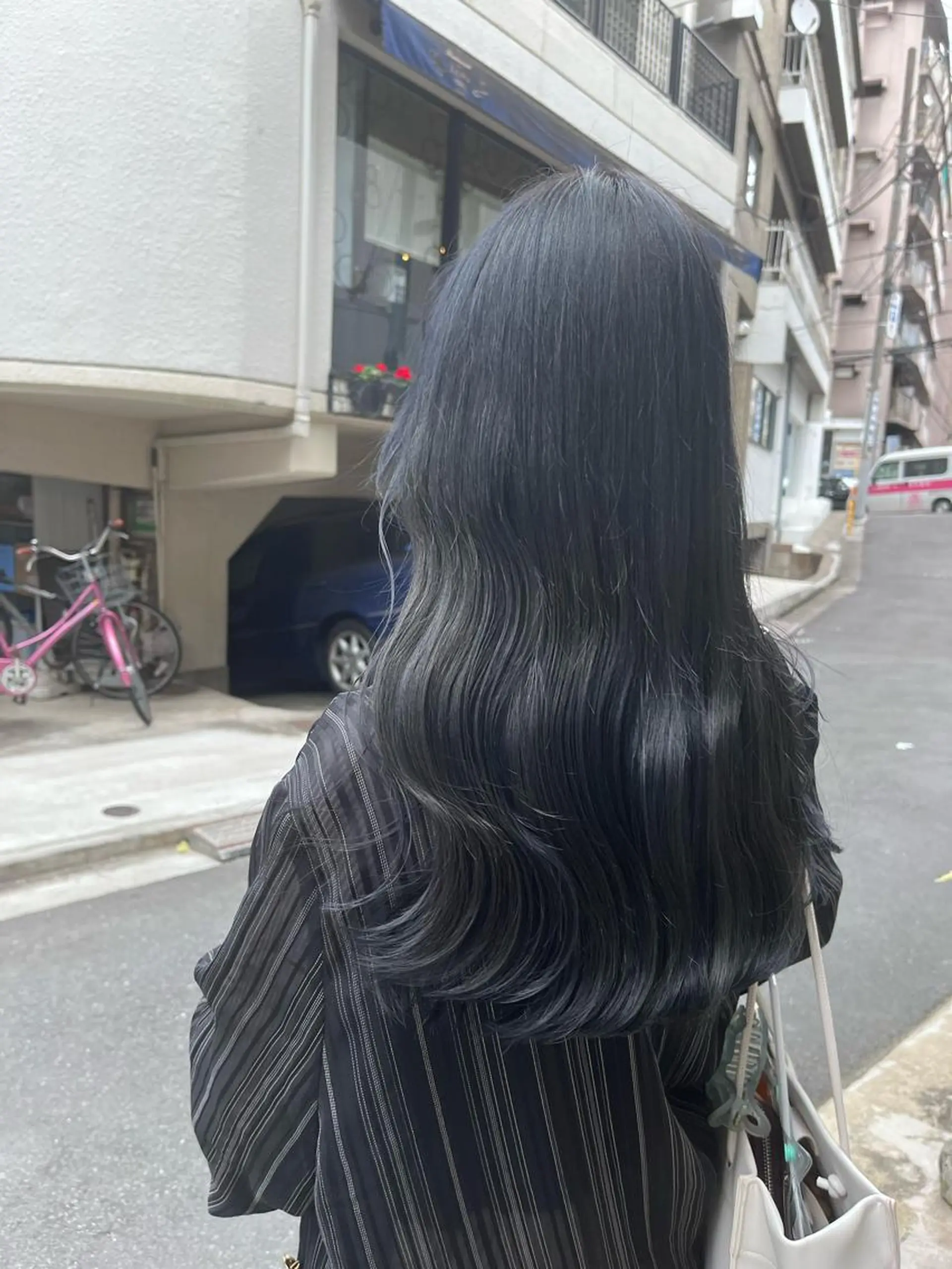 ロング カラー ブルーカラー ブルーグレー ブルーグレージュ ブルージュ 透明感カラー カジュアルを女っぽく 𝗮𝘆𝗮𝗰𝗼のヘアスタイル