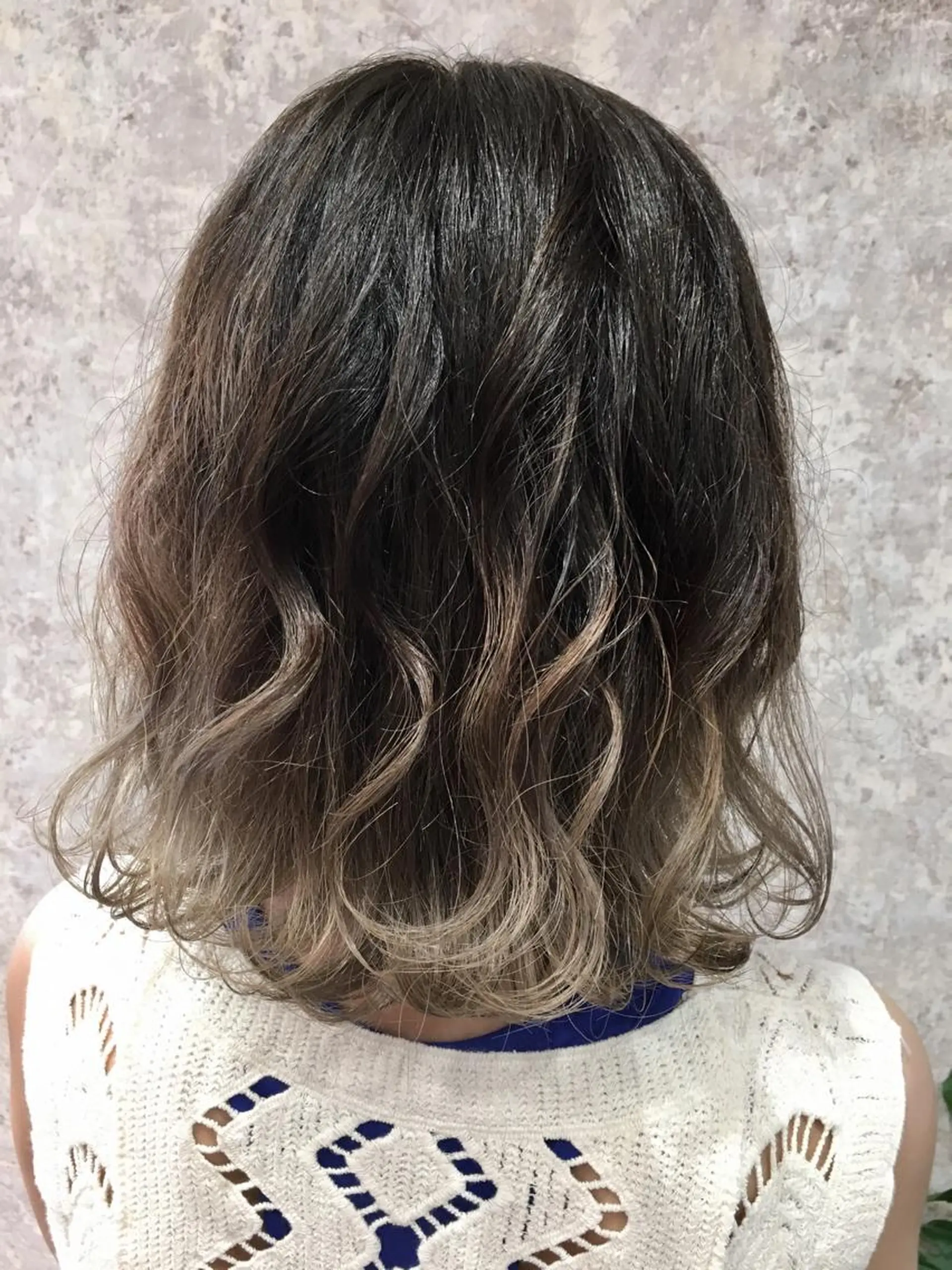 セミロング Ripps長居所属・メテオ ／ヘアカラー 西川菜実のヘアスタイル