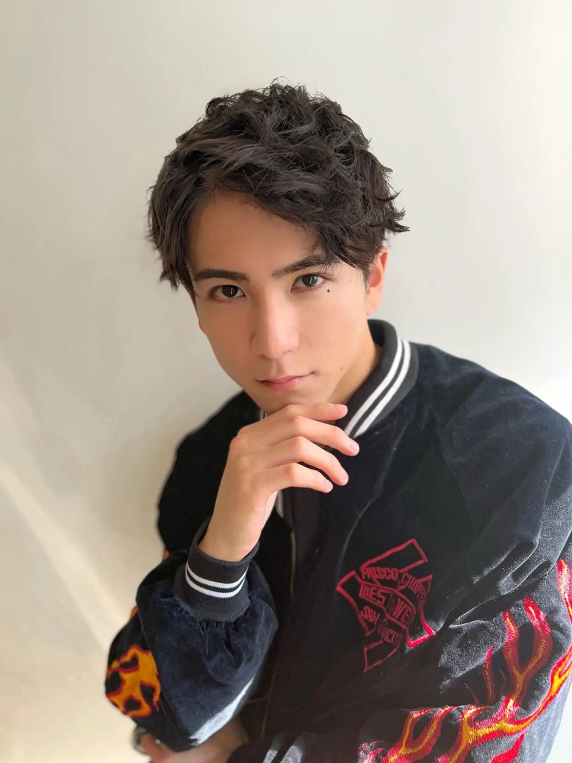 ショート パーマ メンズ アップバング メンズブリーチ センターパート フェードカット メンズハイライト メンズStylist 山根慧のヘアスタイル