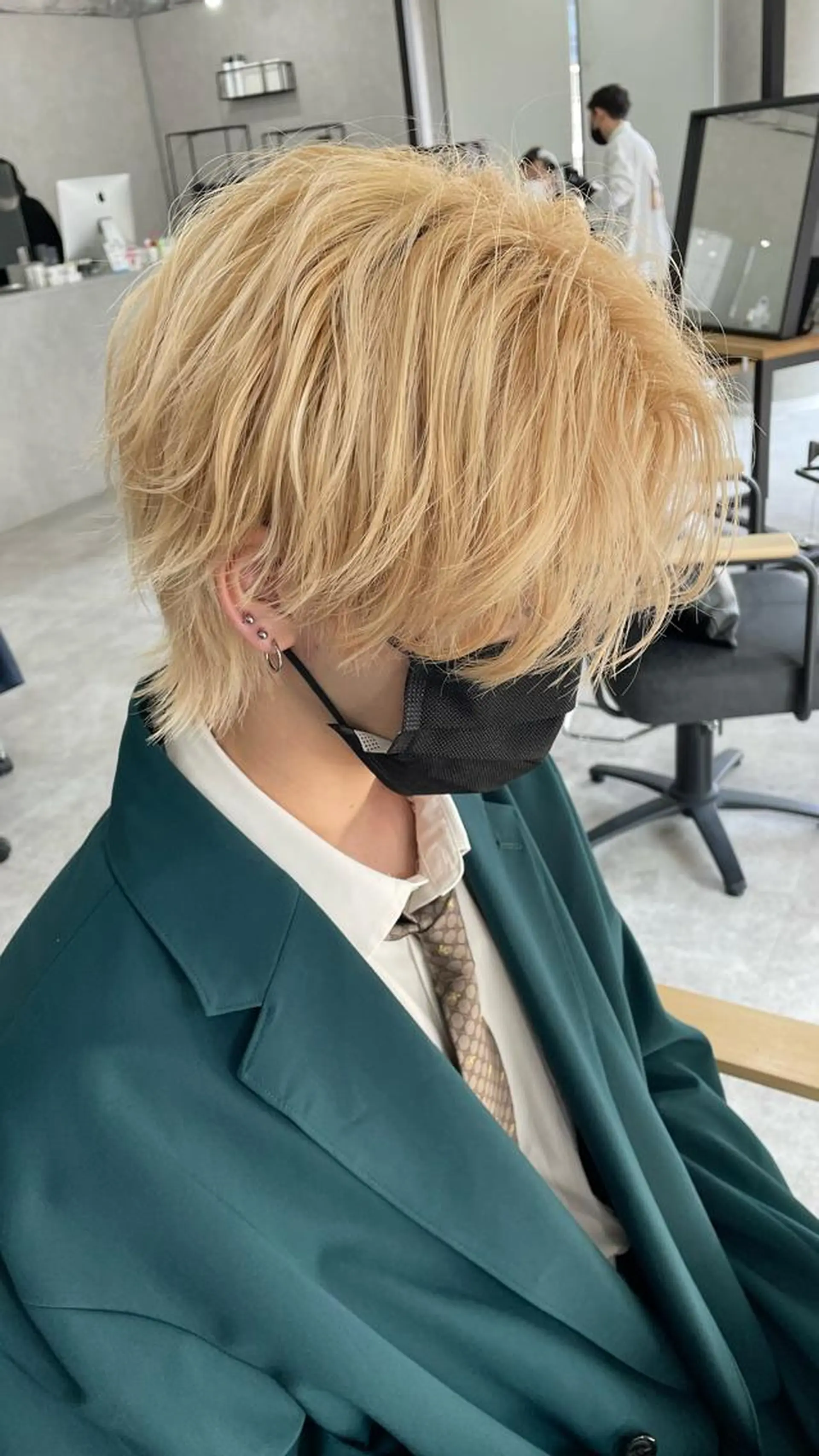 カラー メンズ メンズハイトーン メンズウルフカット 抜きっぱなしブロンド ブロンド ハイトーンカラー カット ヘアカラー ヘアセット EMANONシェアサロン心斎橋店所属・韓国メンズヘア　ミル クティボブ　足立佳代のヘアスタイル