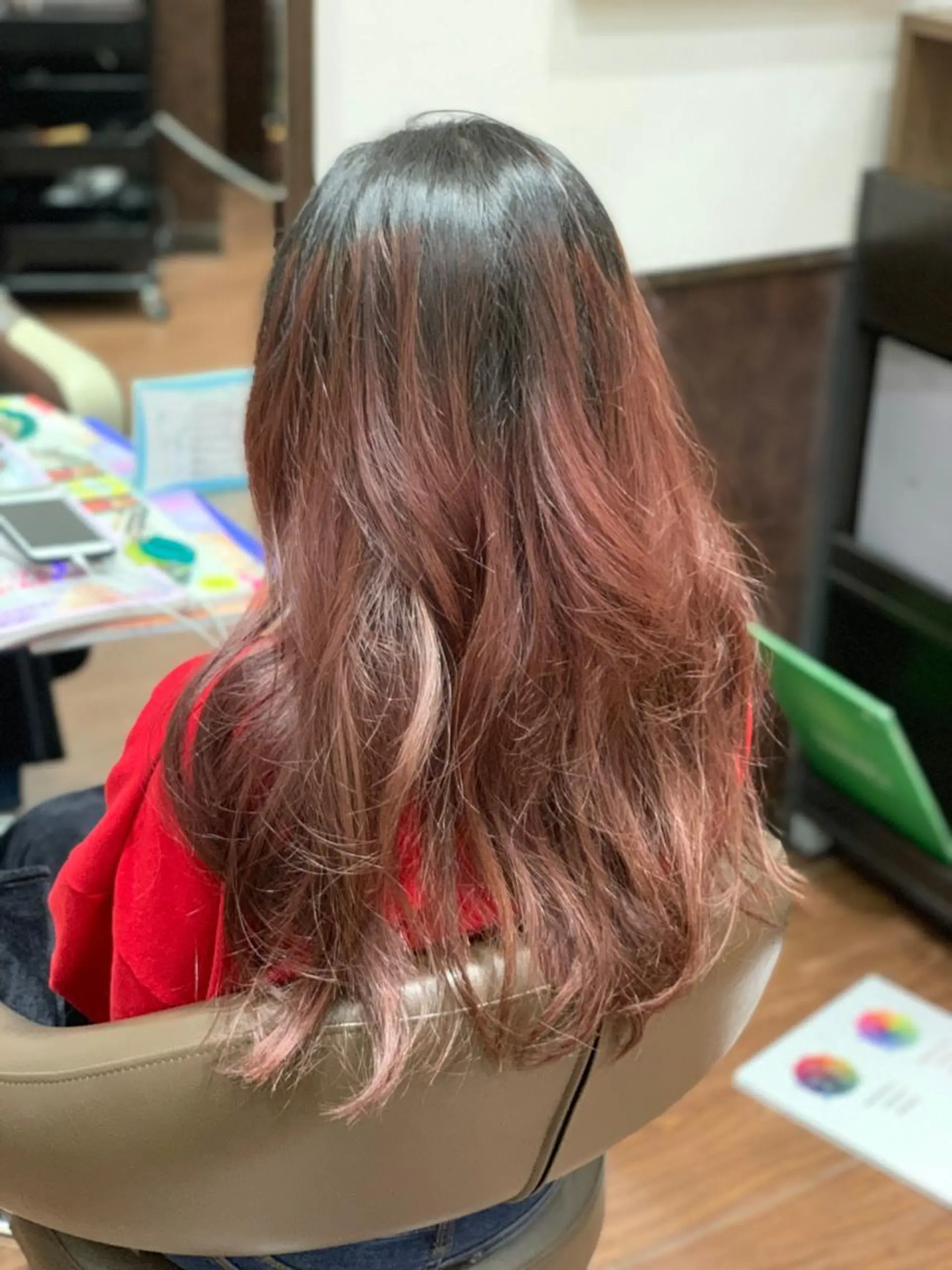 ロング カラー バレイヤージュ ベージュカラー ピンクカラー ピンクベージュ レイヤーカット Ebise Kazunoriのヘアスタイル