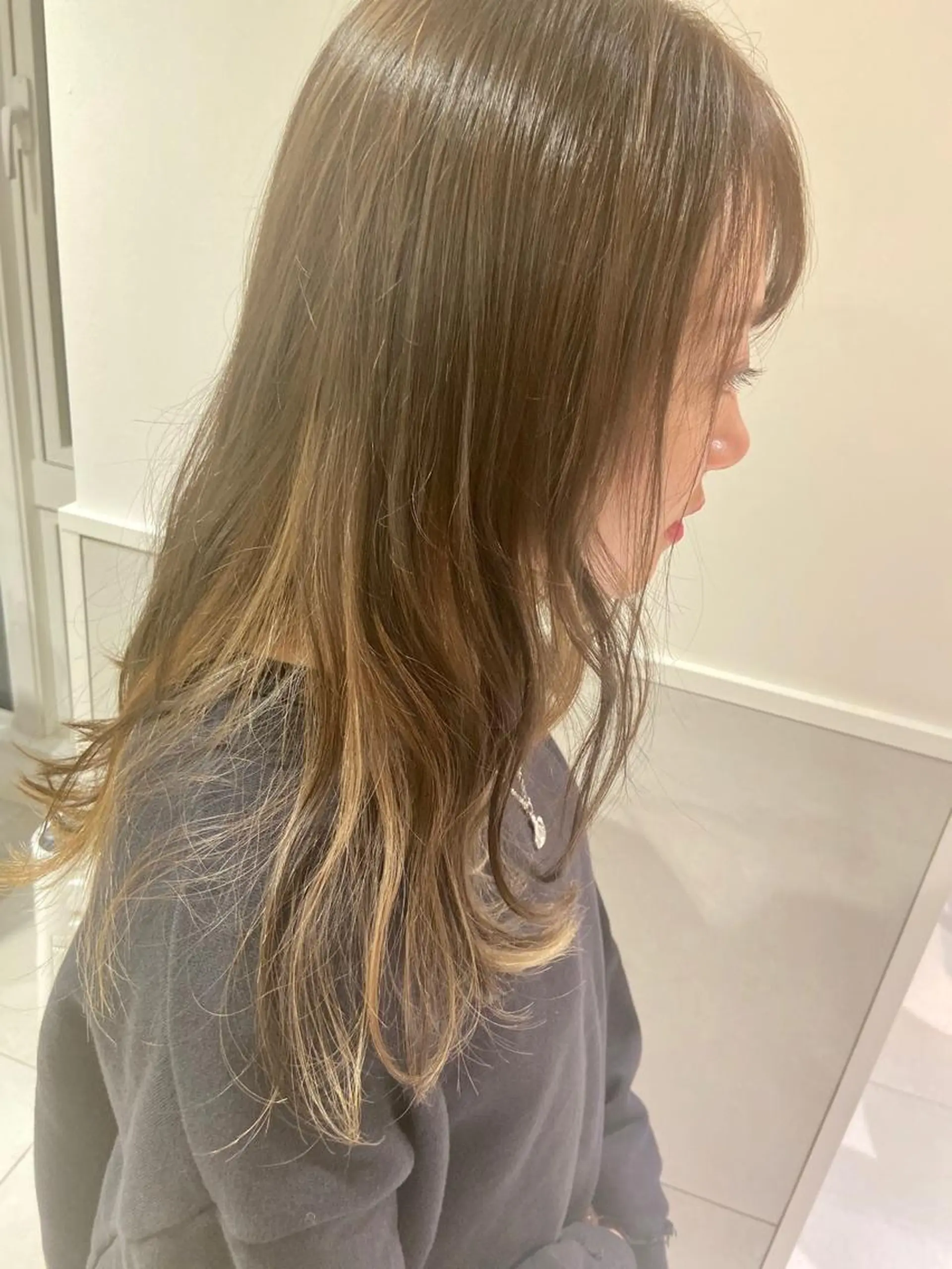 セミロング カラー アッシュ ベージュカラー オリーブベージュ SALOWIN所属・小栗 麻衣のヘアスタイル
