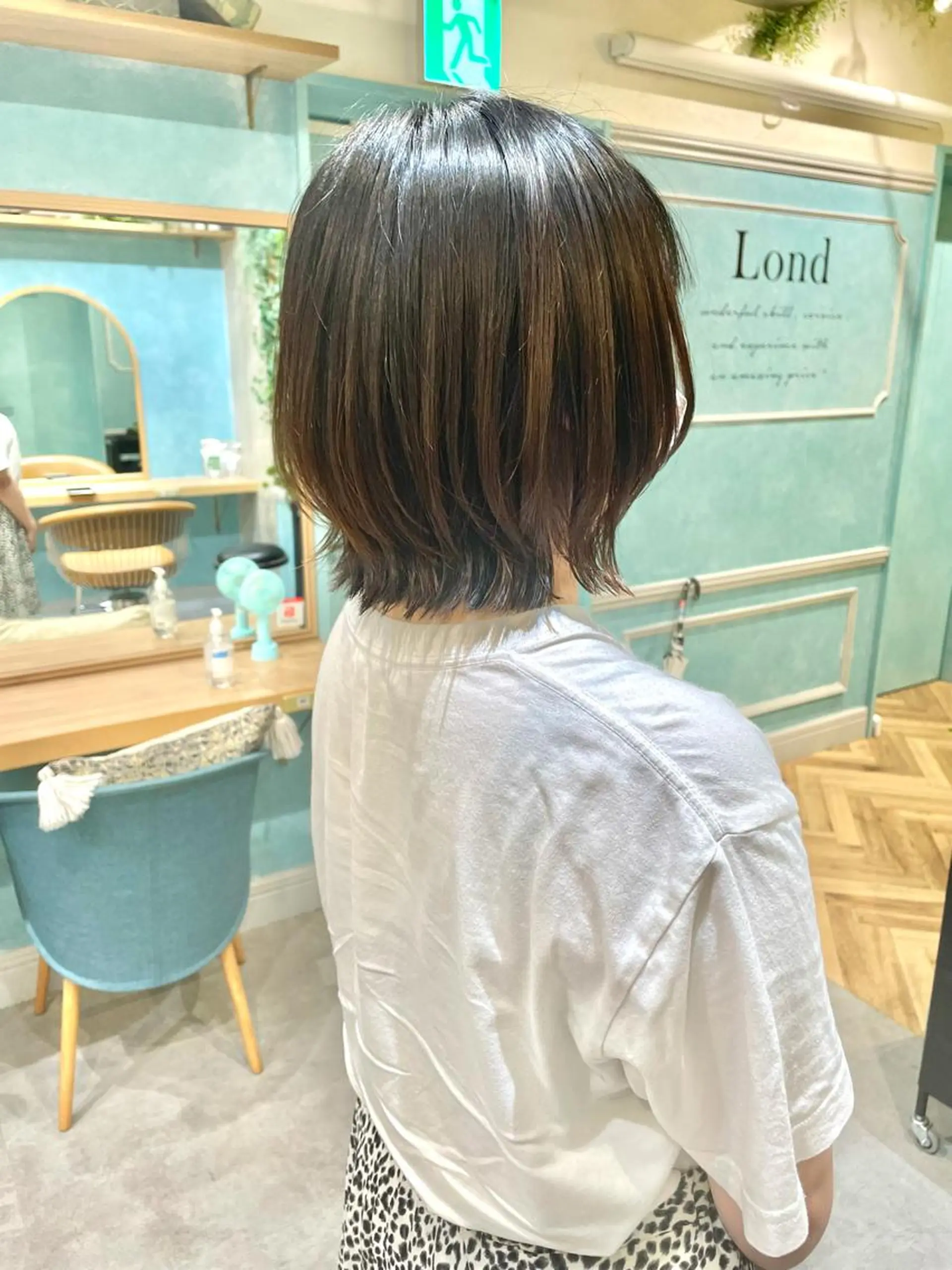 ミディアム ボブレイヤー アッシュ ボブ レイヤーカット 外ハネヘア 小泉 葵のヘアスタイル