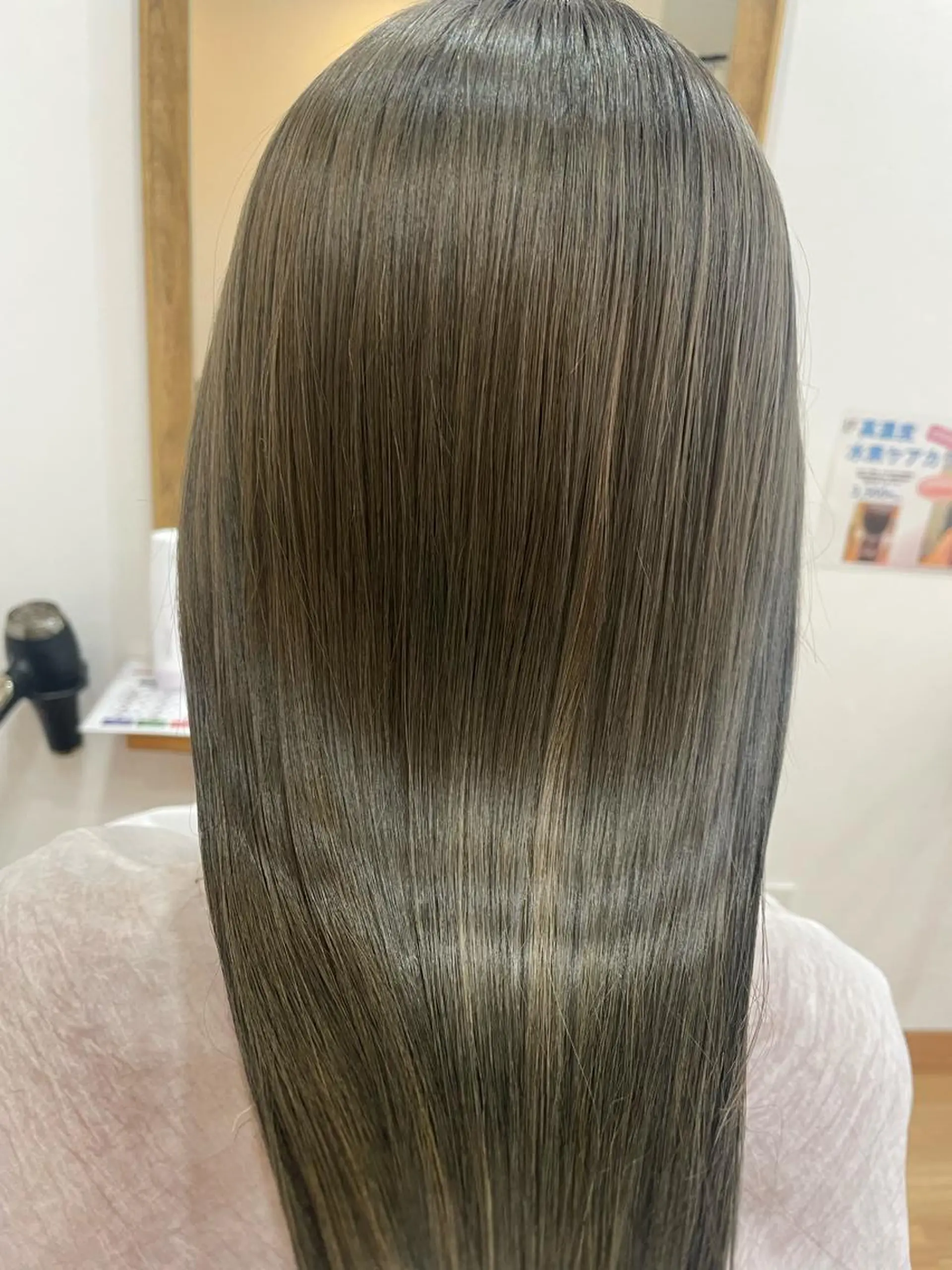 セミロング ケアカラー Era Hatsuneのヘアスタイル