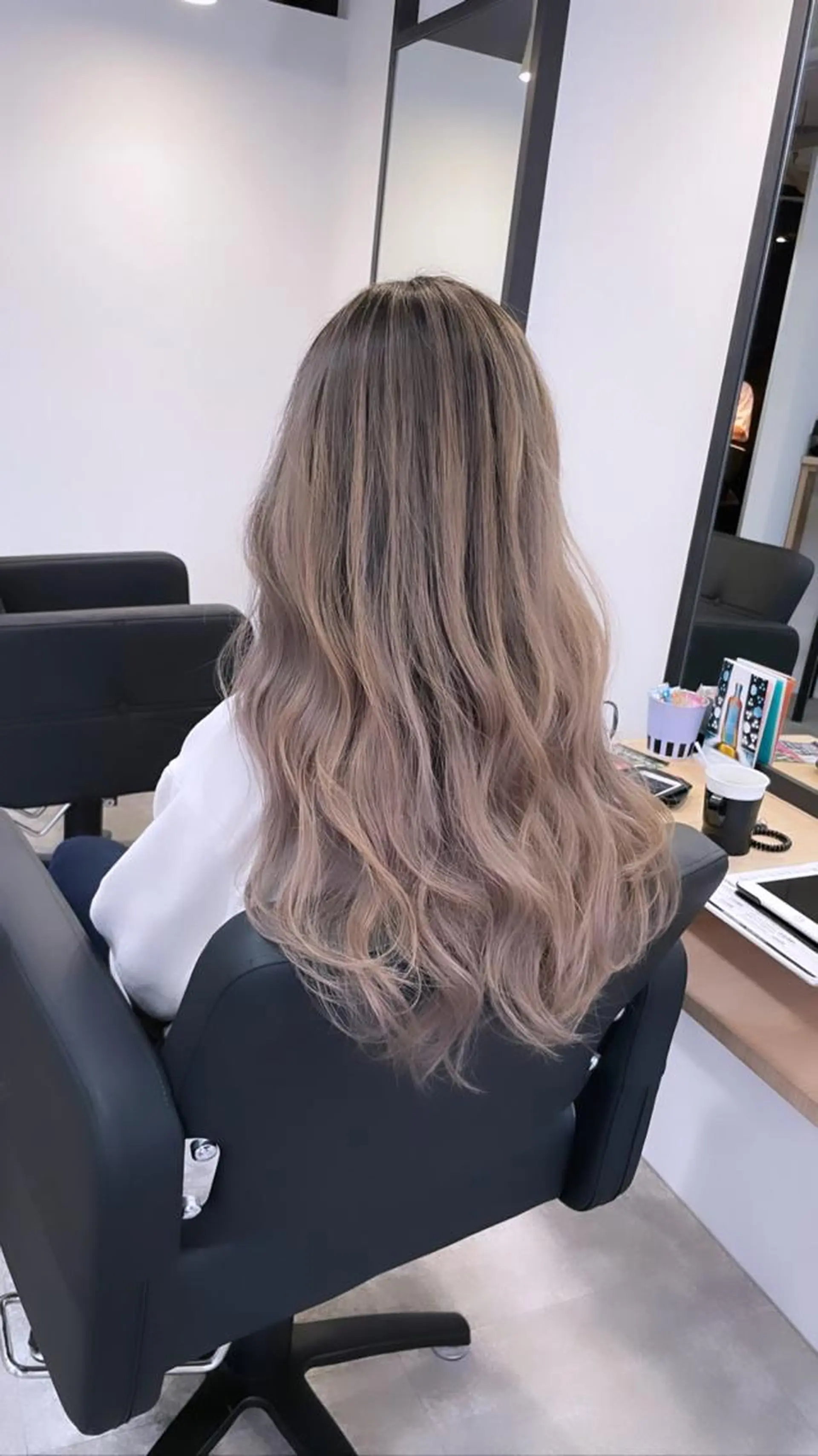 ロング カラー バレイヤージュ グレージュ レイヤーカット ヘアカラー トリートメント ヘアセット 難波ブリーチカラー 伊藤洋輝のヘアスタイル