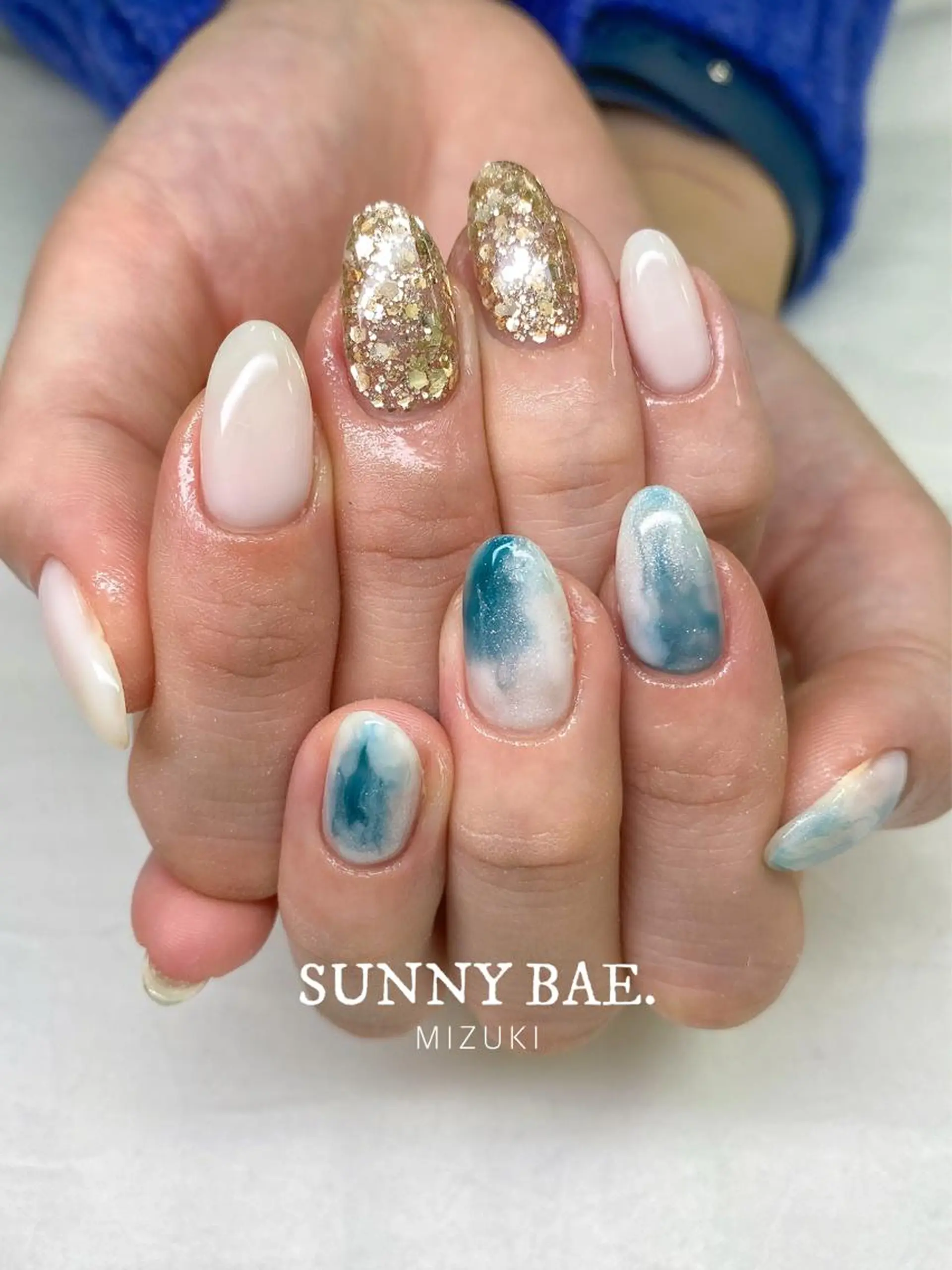 ネイル ブルー ラメ(グリッター) ニュアンスネイル ハンドネイル SUNNY BAE. 🌼MIZUKIのネイルデザイン