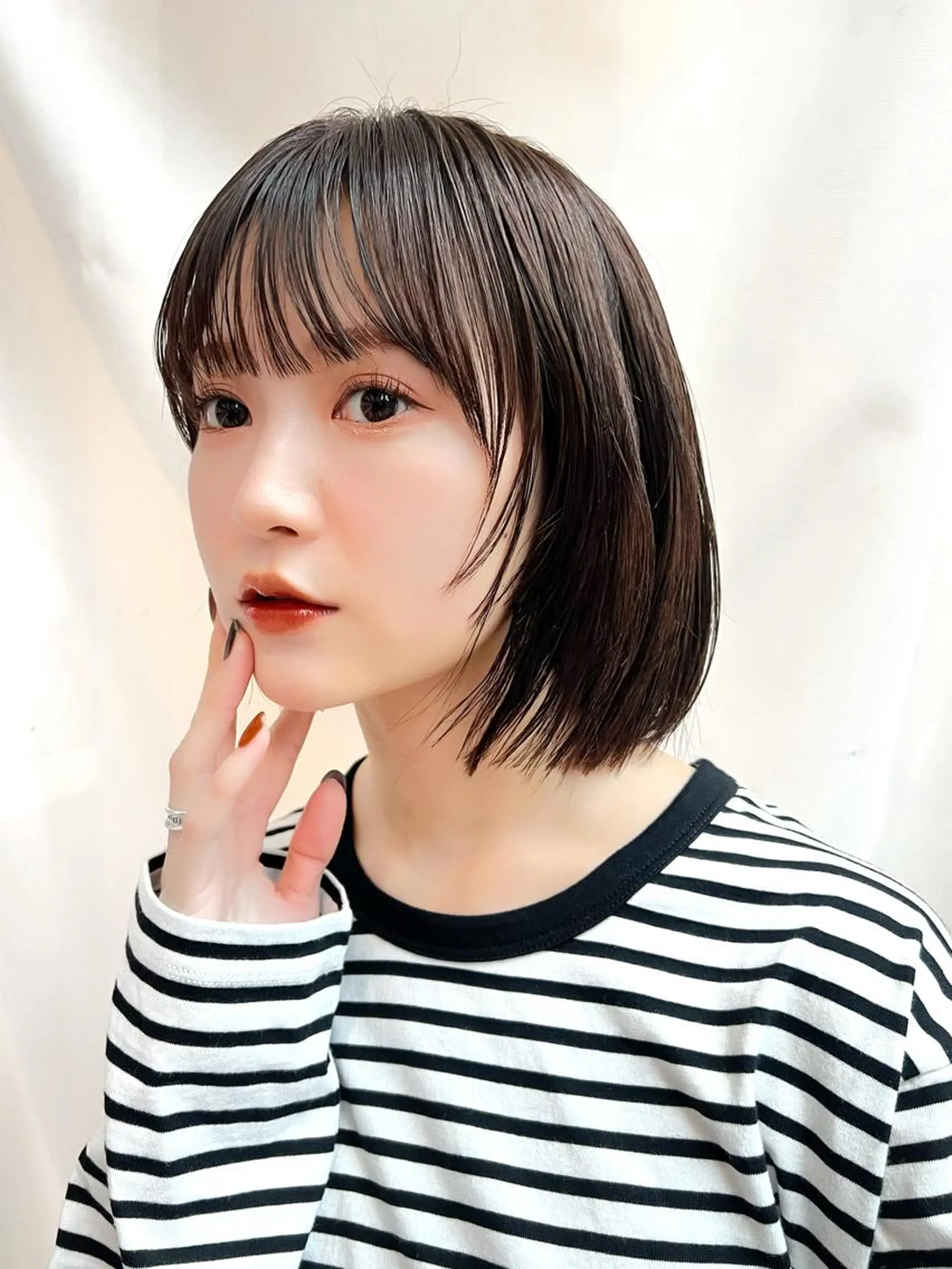 ショート カラー 切りっぱなしボブ 前下がりボブ ブリーチ グレージュ イルミナカラー カット ヘアカラー トリートメント ニュアンスレイヤー ハイトーンカラーのヘアスタイル